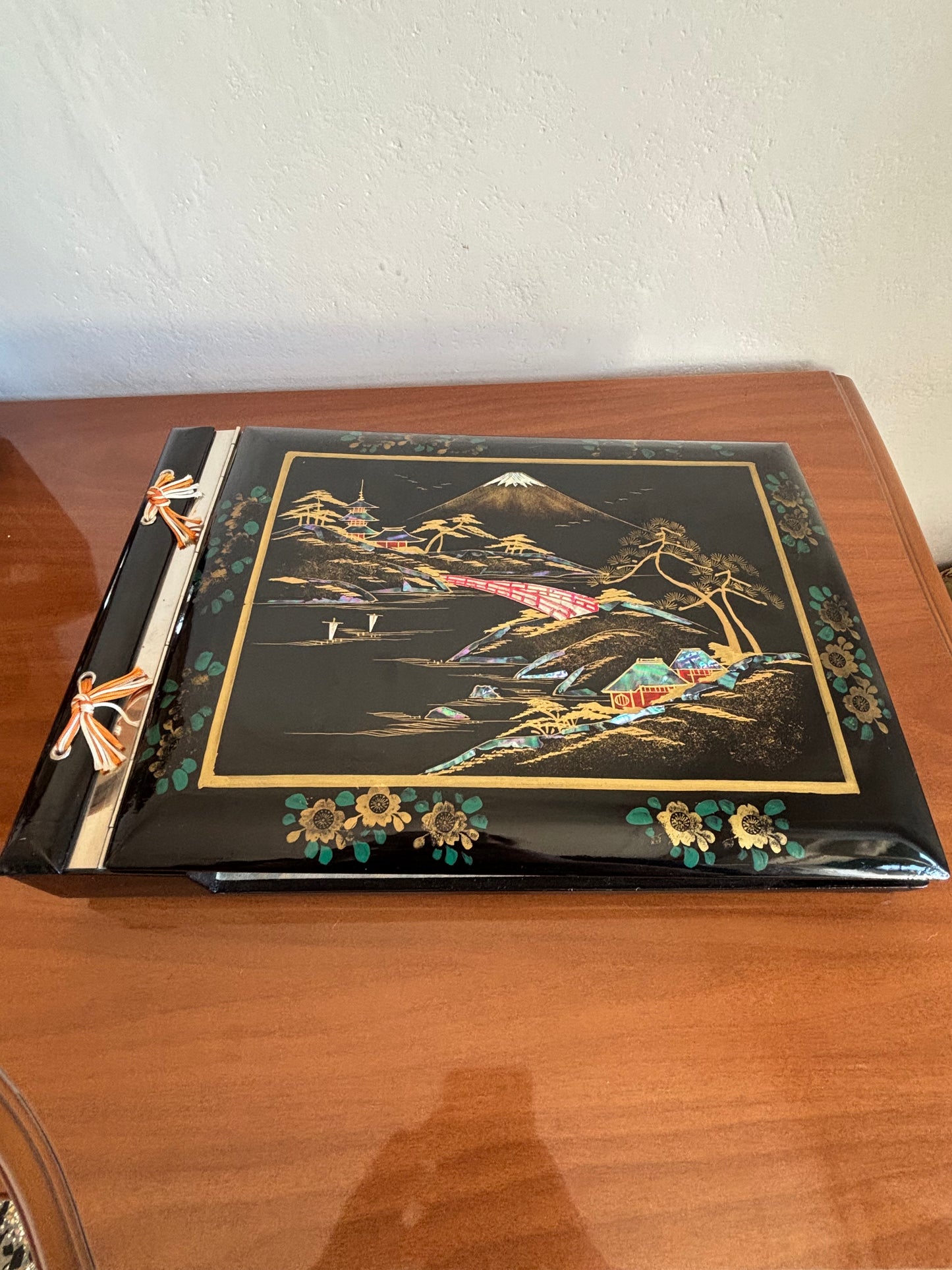 Album fotografico giapponese con carillon e iridescenze decorative