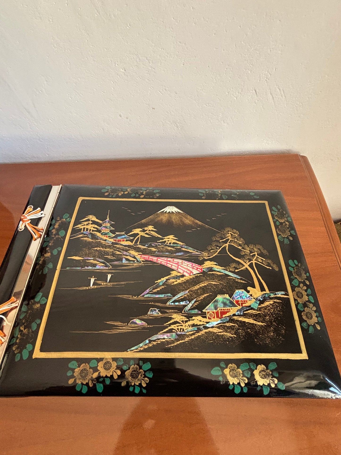 Album fotografico giapponese con carillon e iridescenze decorative