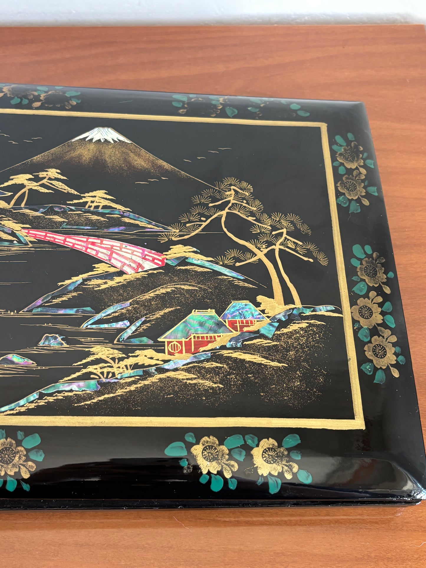 Album fotografico giapponese con carillon e iridescenze decorative
