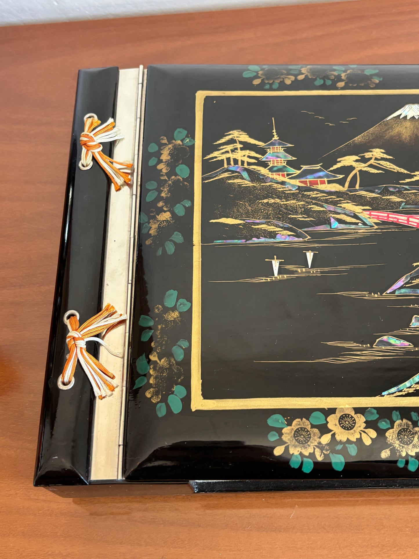 Album fotografico giapponese con carillon e iridescenze decorative