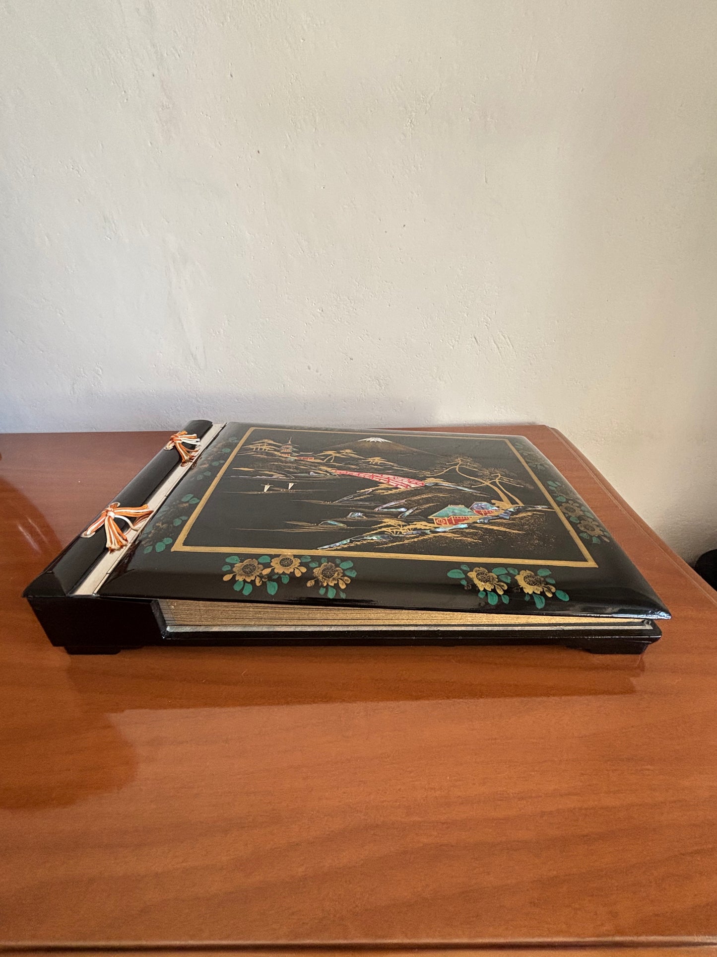 Album fotografico giapponese con carillon e iridescenze decorative