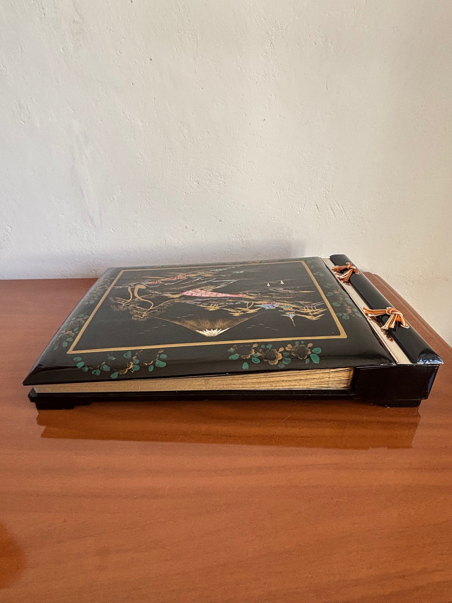 Album fotografico giapponese con carillon e iridescenze decorative