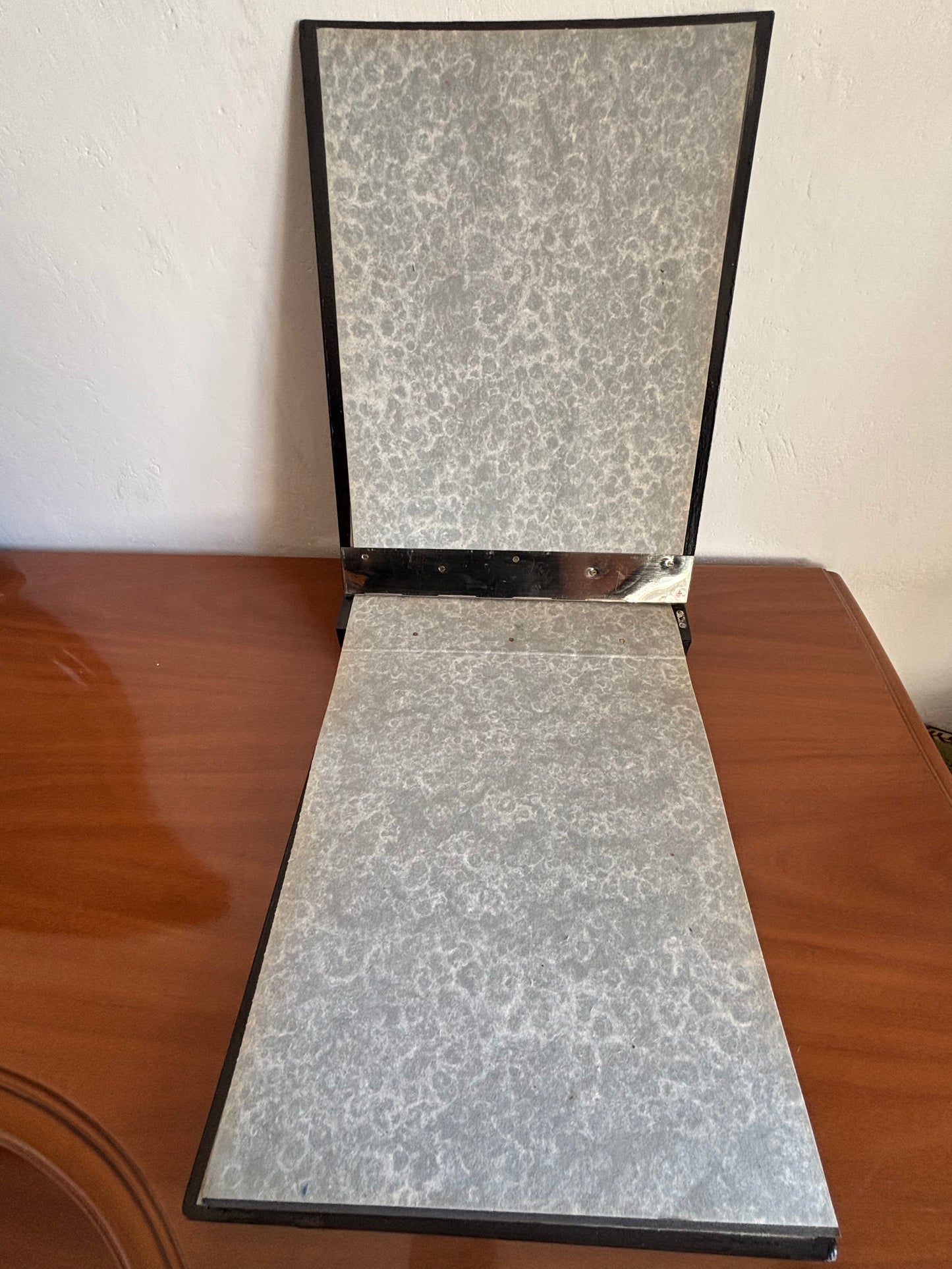 Album fotografico giapponese con carillon e iridescenze decorative