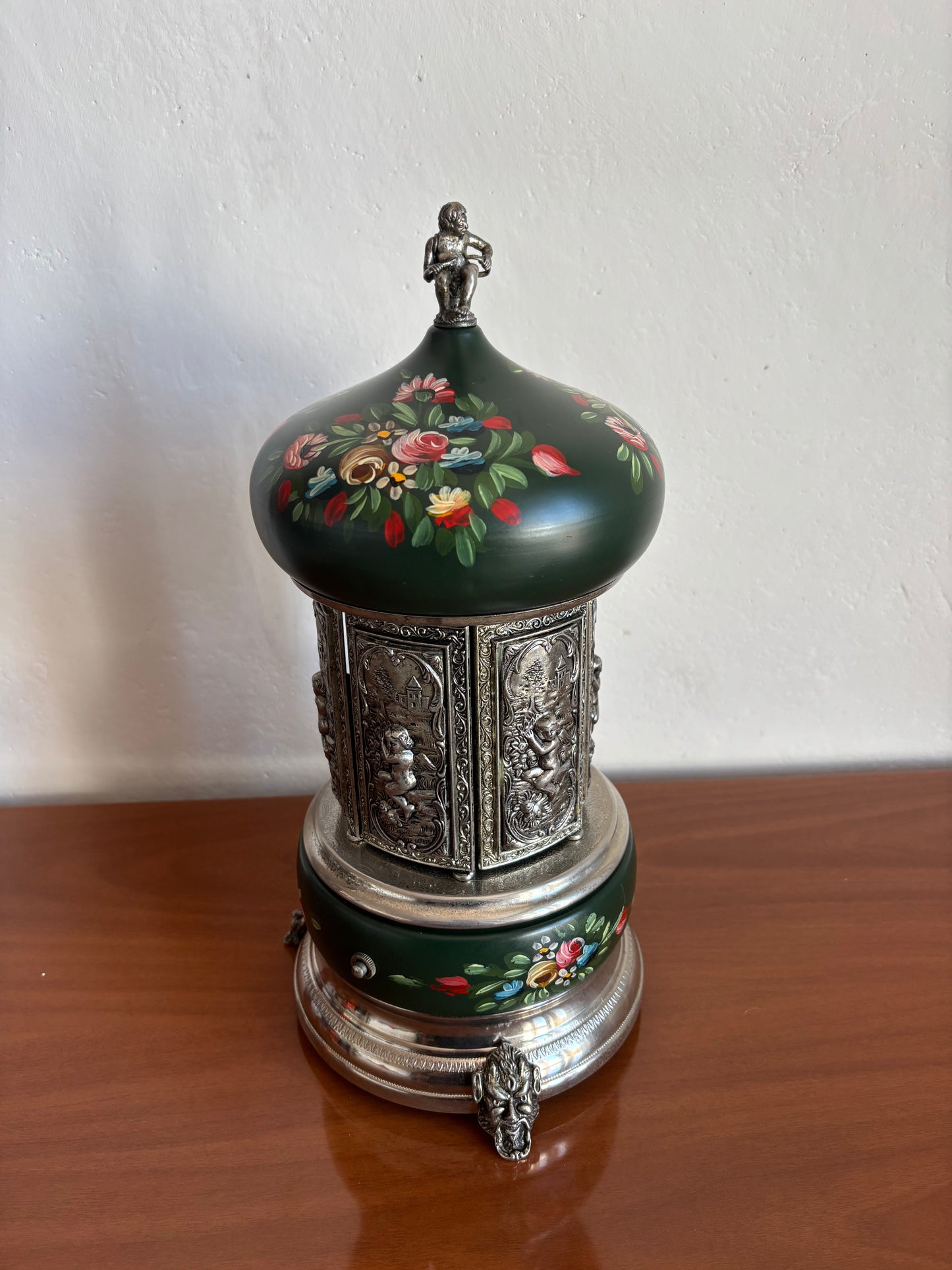 Portasigarette in metallo con carillon Reuge e decorazioni dipinte