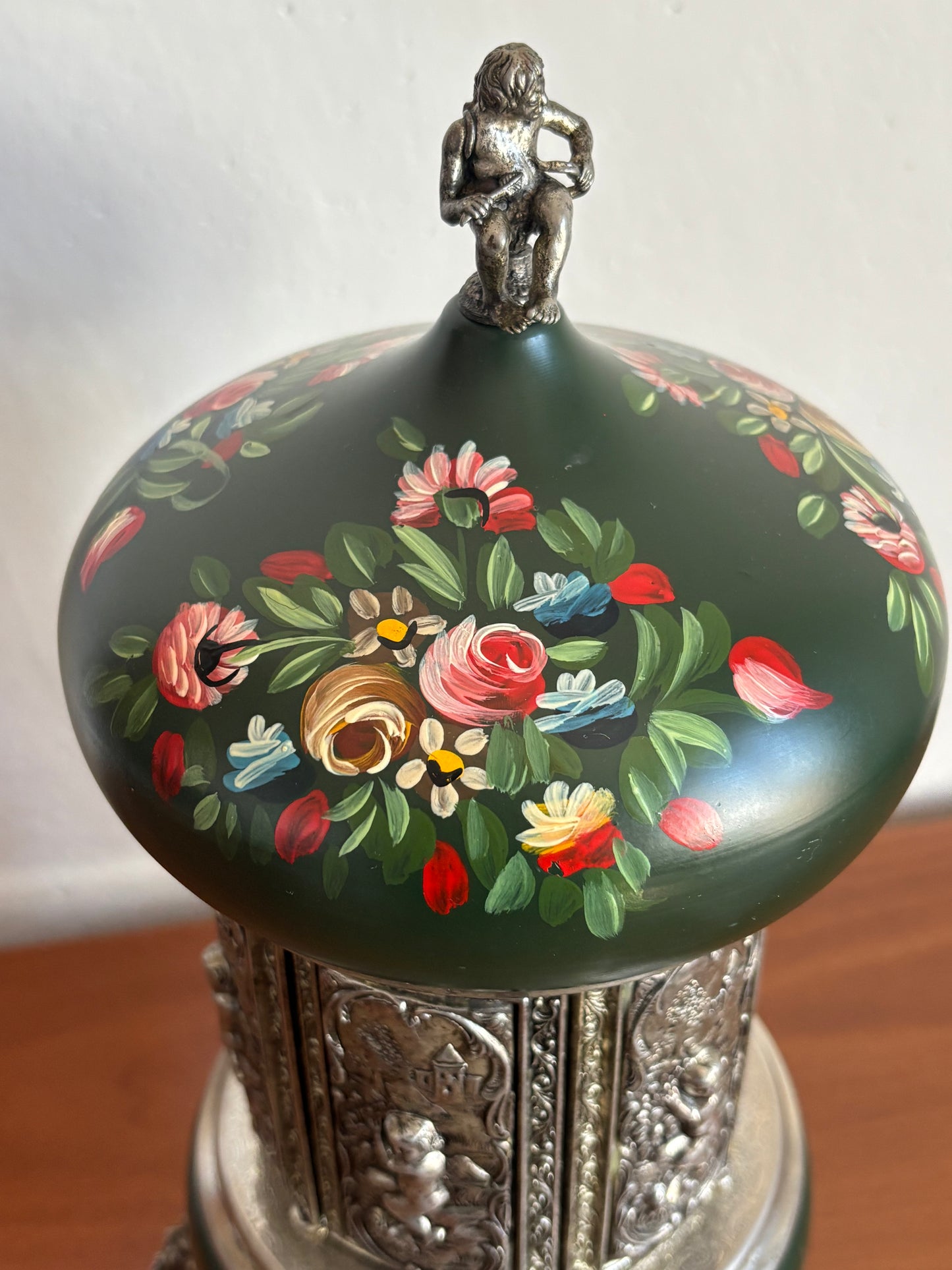 Portasigarette in metallo con carillon Reuge e decorazioni dipinte