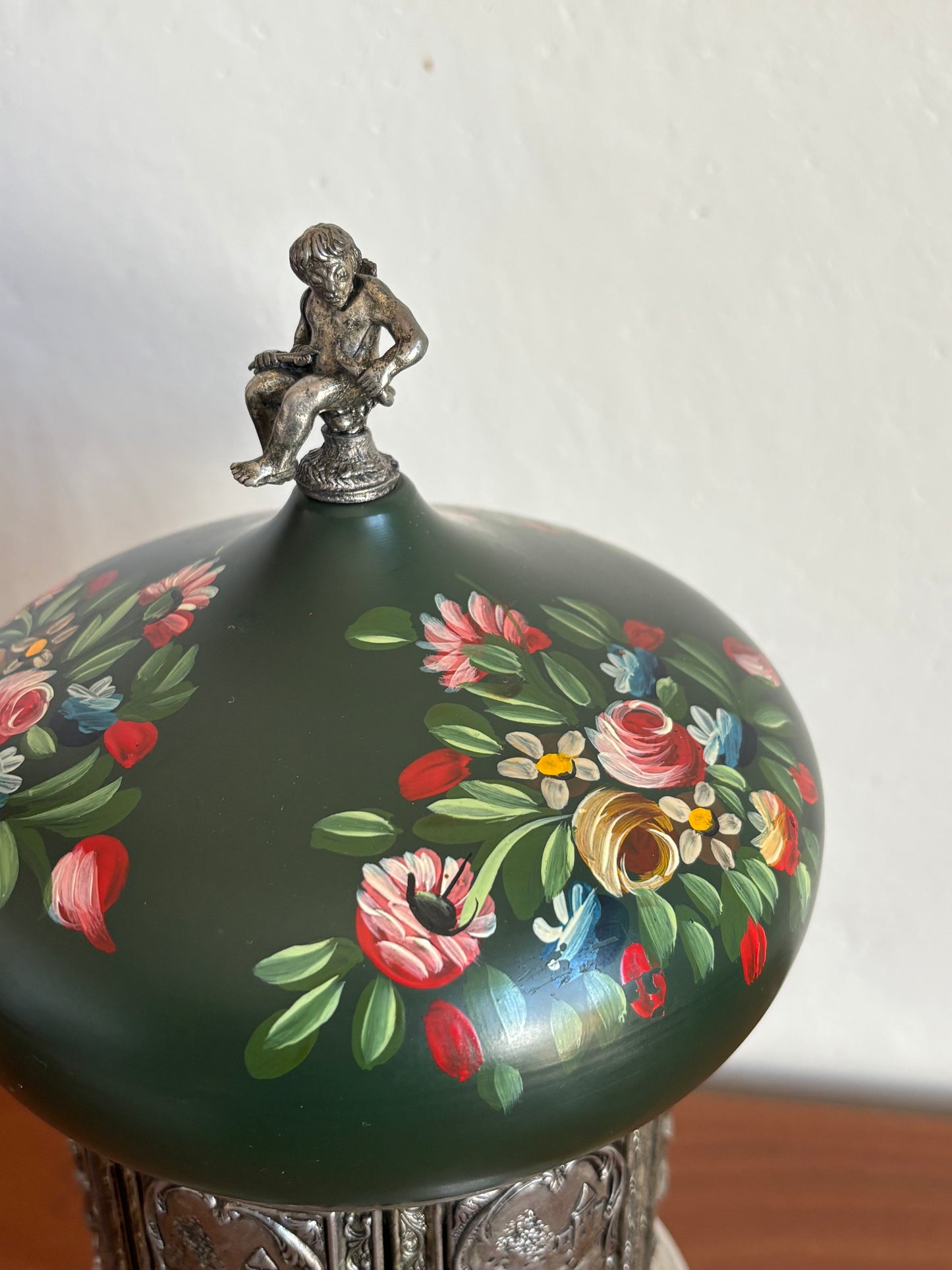 Portasigarette in metallo con carillon Reuge e decorazioni dipinte