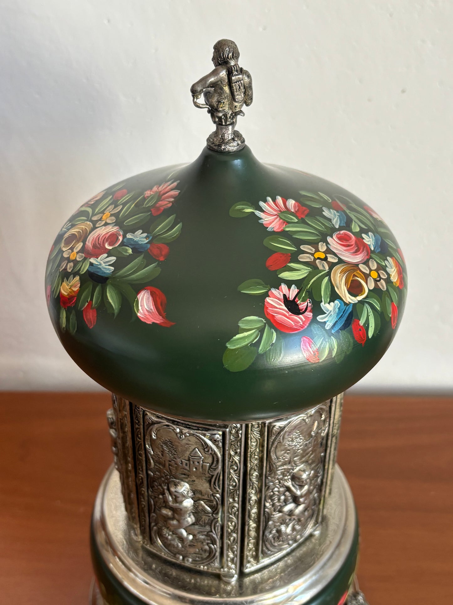 Portasigarette in metallo con carillon Reuge e decorazioni dipinte