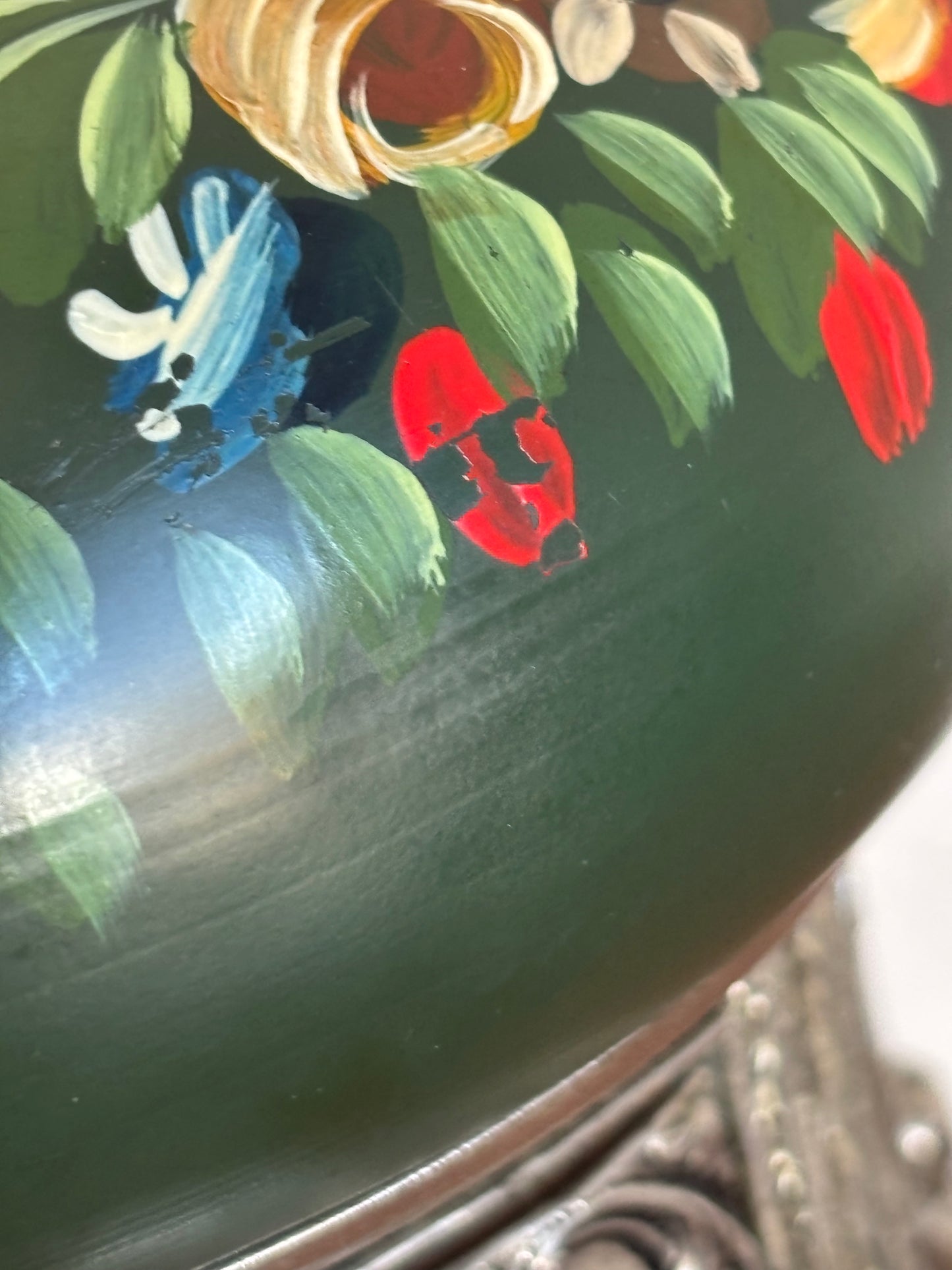 Portasigarette in metallo con carillon Reuge e decorazioni dipinte