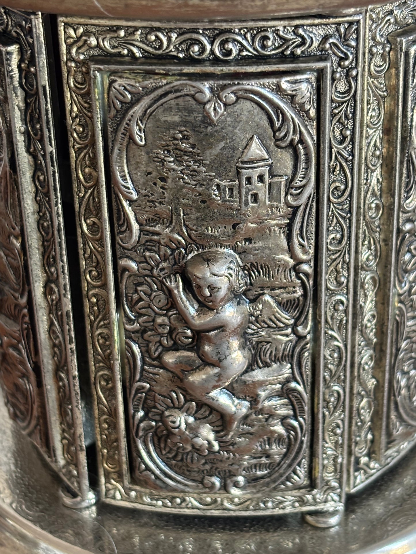 Portasigarette in metallo con carillon Reuge e decorazioni dipinte