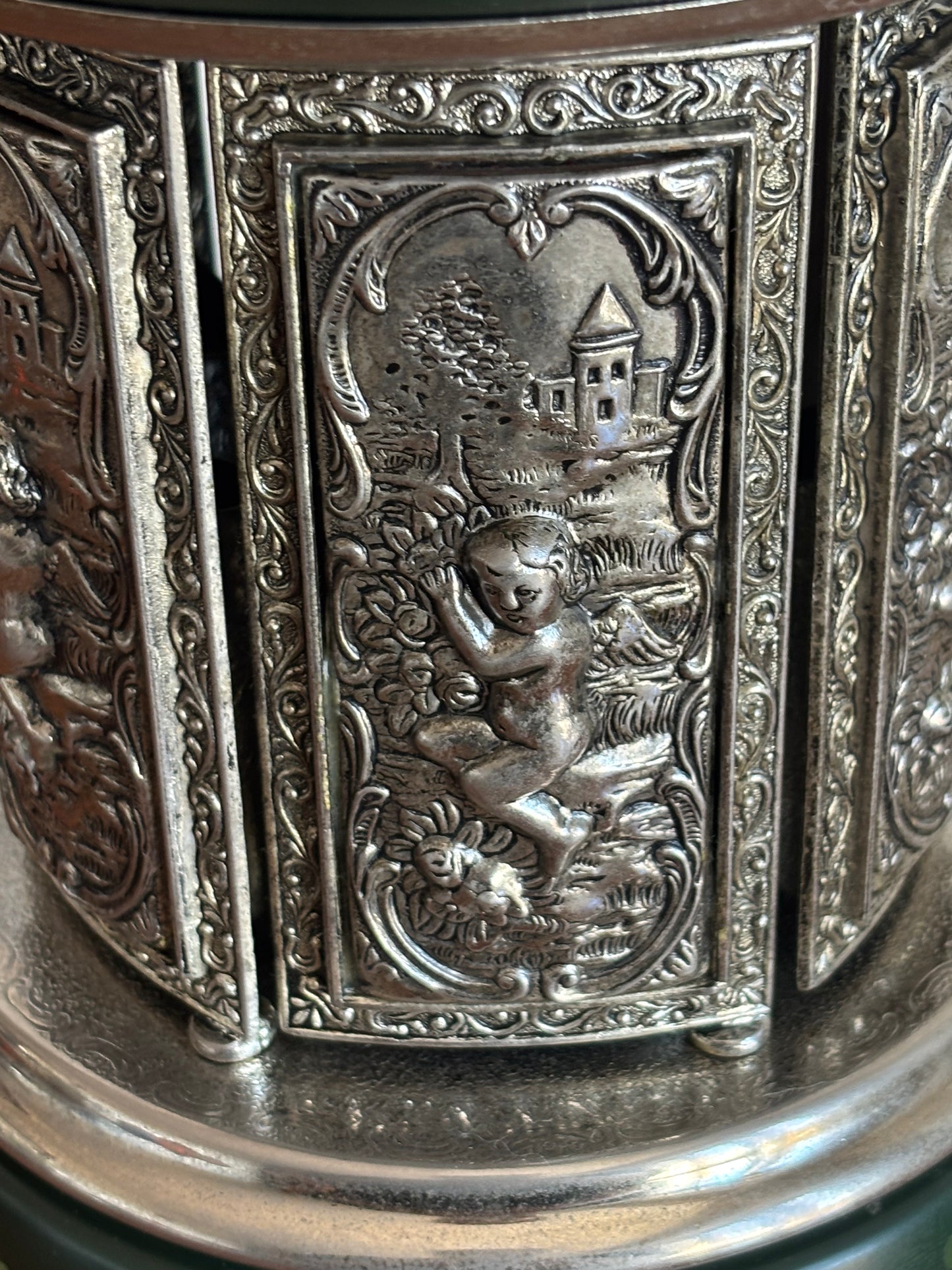 Portasigarette in metallo con carillon Reuge e decorazioni dipinte