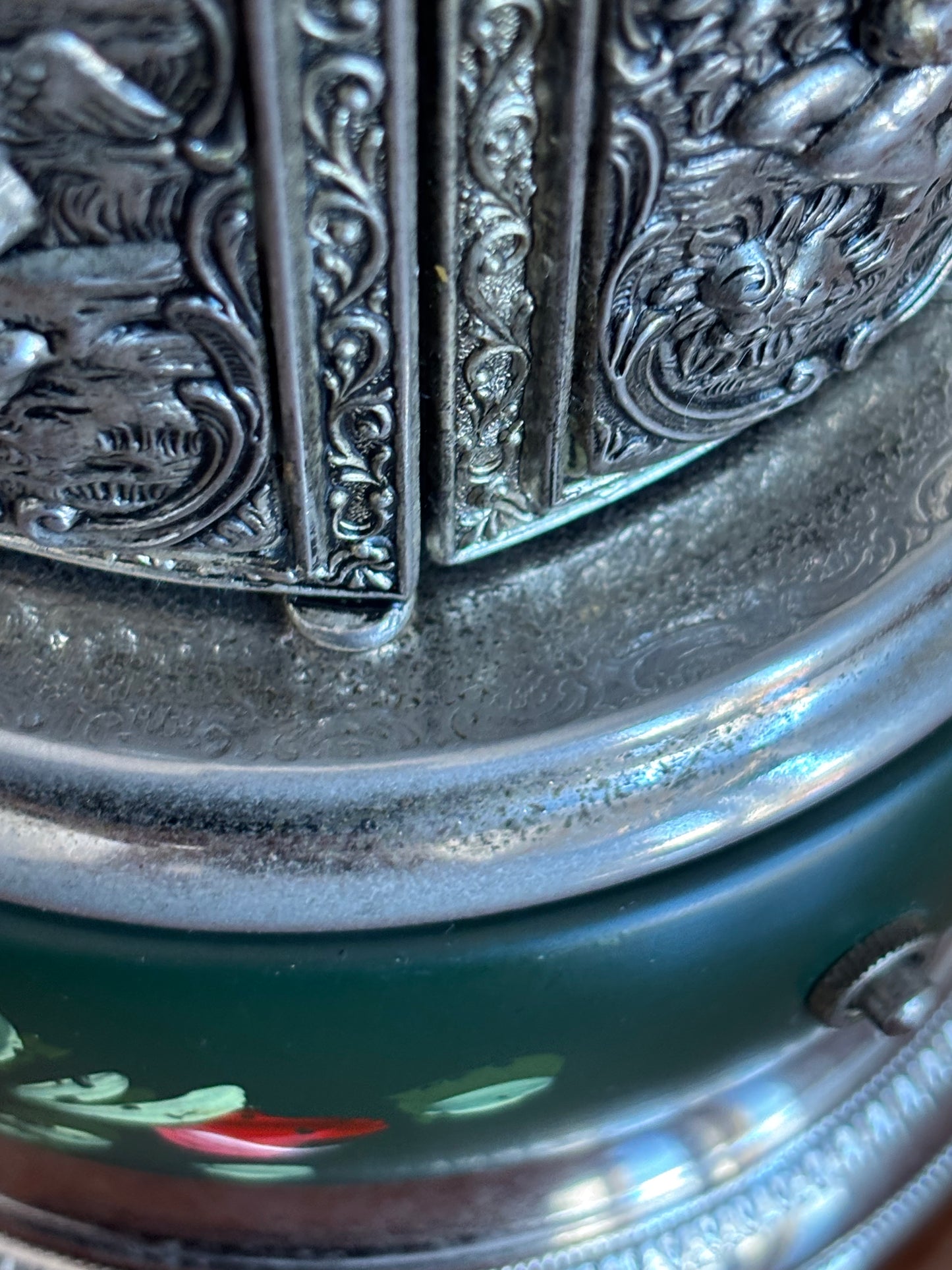 Portasigarette in metallo con carillon Reuge e decorazioni dipinte