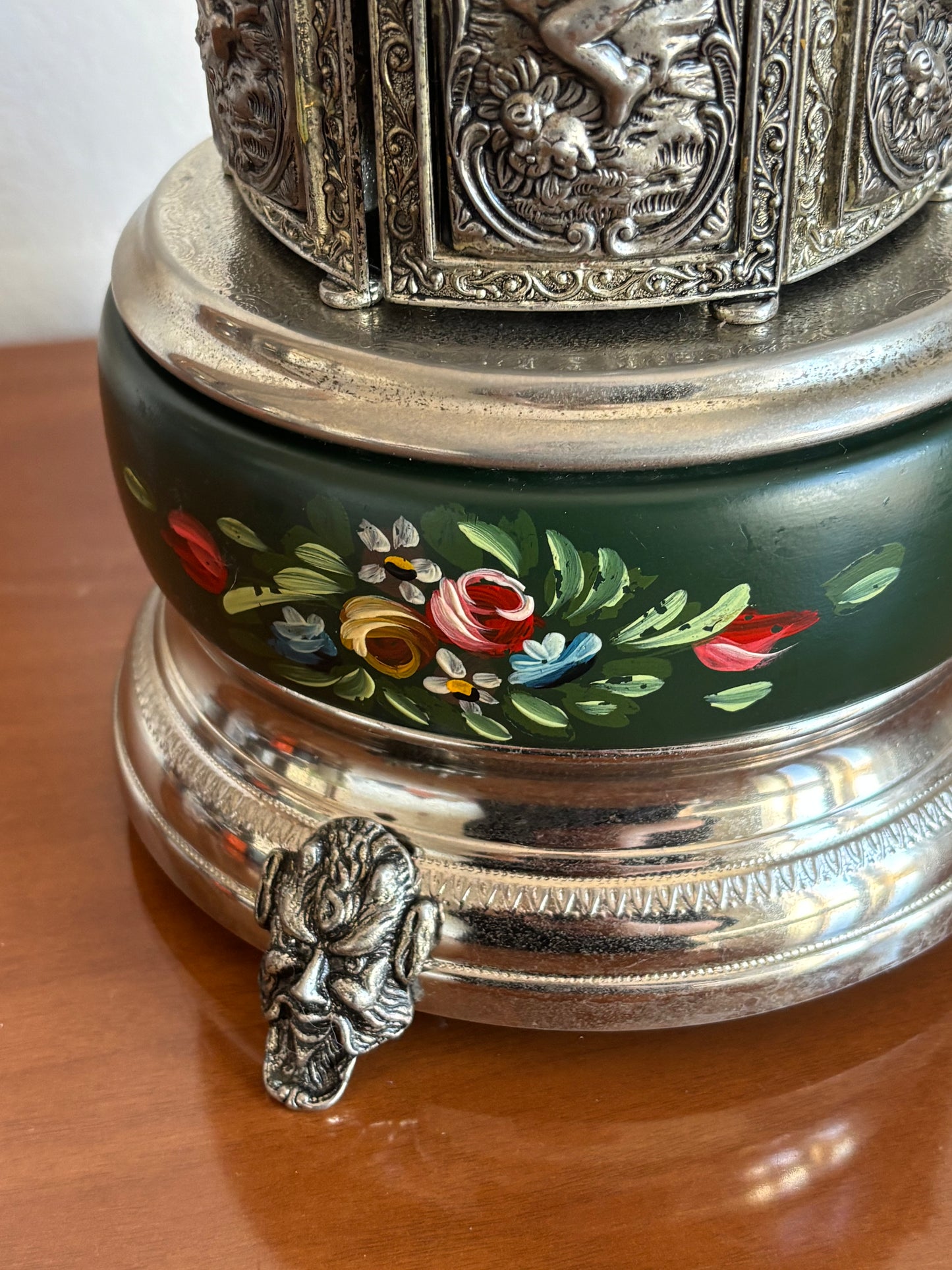 Portasigarette in metallo con carillon Reuge e decorazioni dipinte