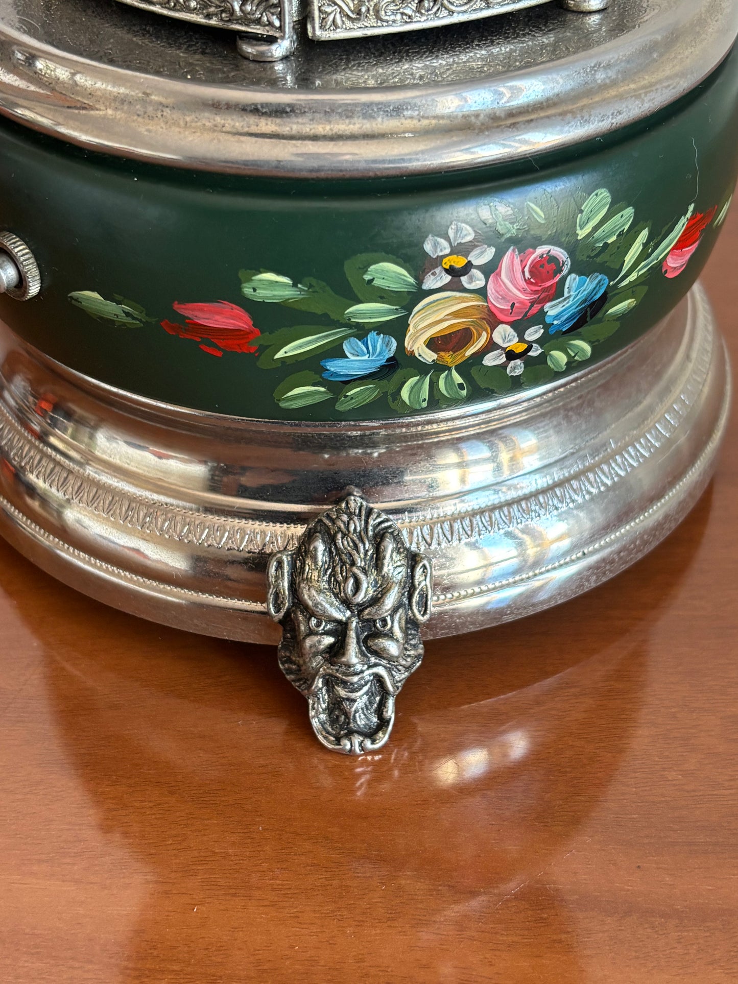 Portasigarette in metallo con carillon Reuge e decorazioni dipinte