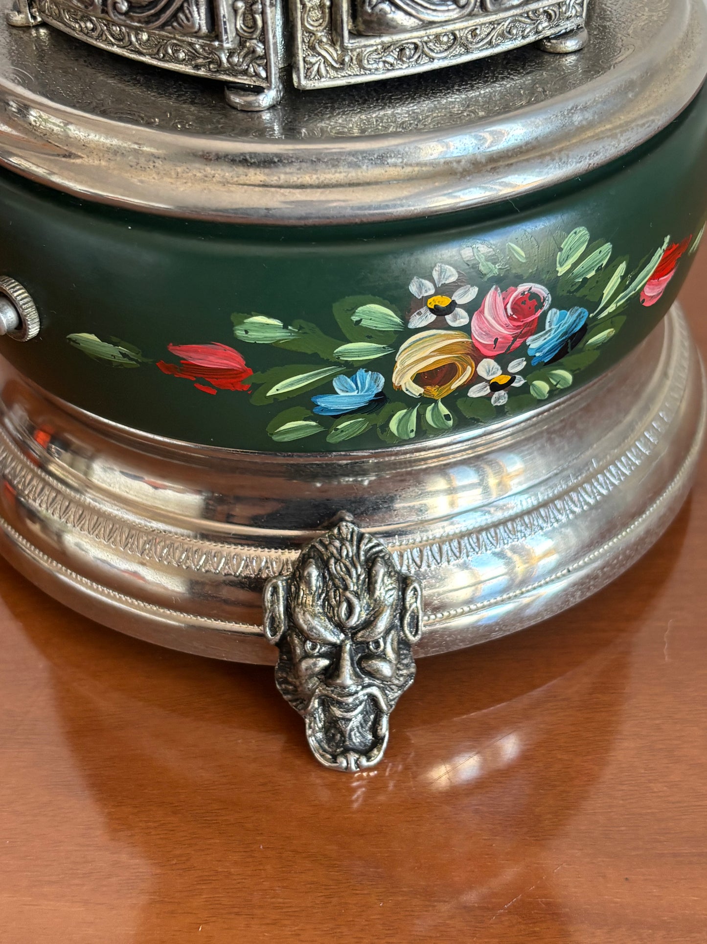 Portasigarette in metallo con carillon Reuge e decorazioni dipinte