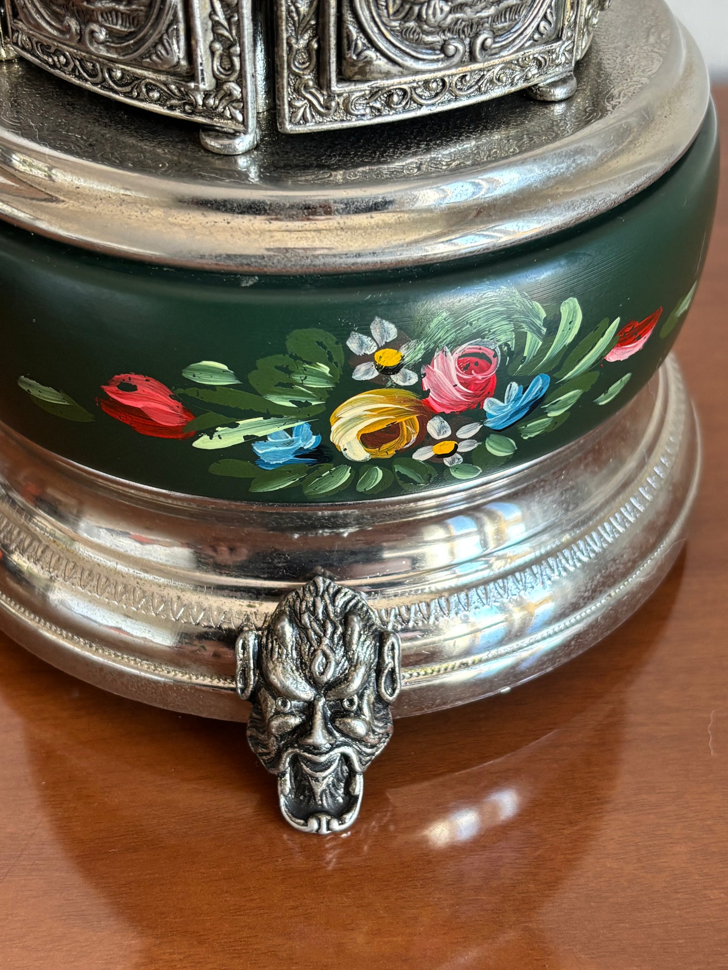 Portasigarette in metallo con carillon Reuge e decorazioni dipinte