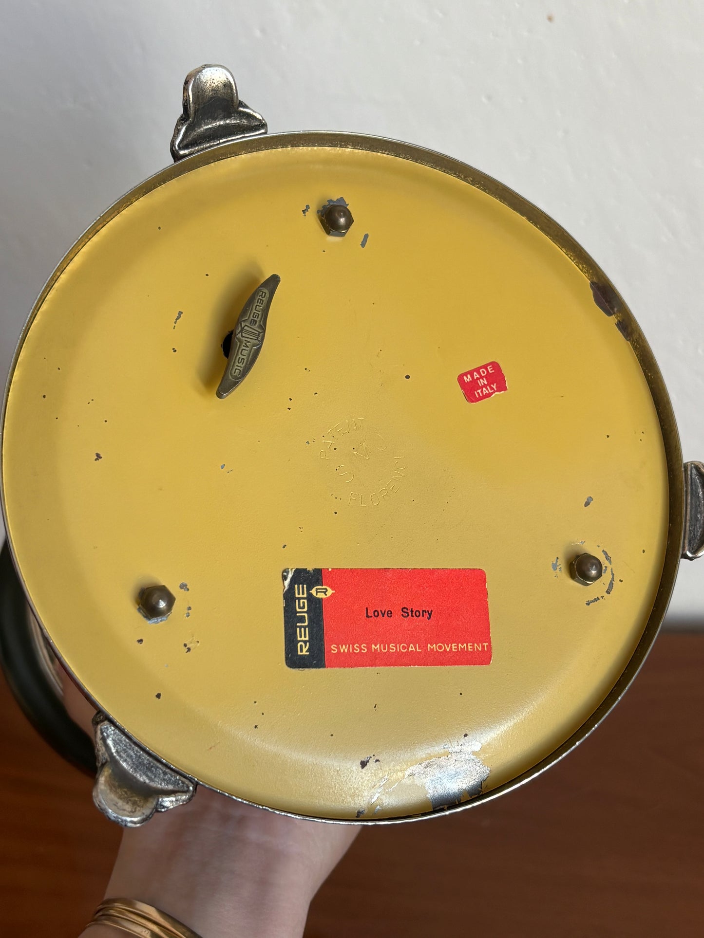 Portasigarette in metallo con carillon Reuge e decorazioni dipinte