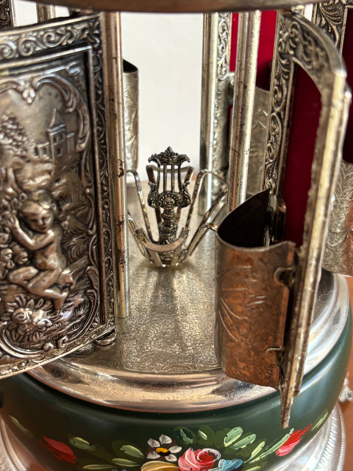 Portasigarette in metallo con carillon Reuge e decorazioni dipinte