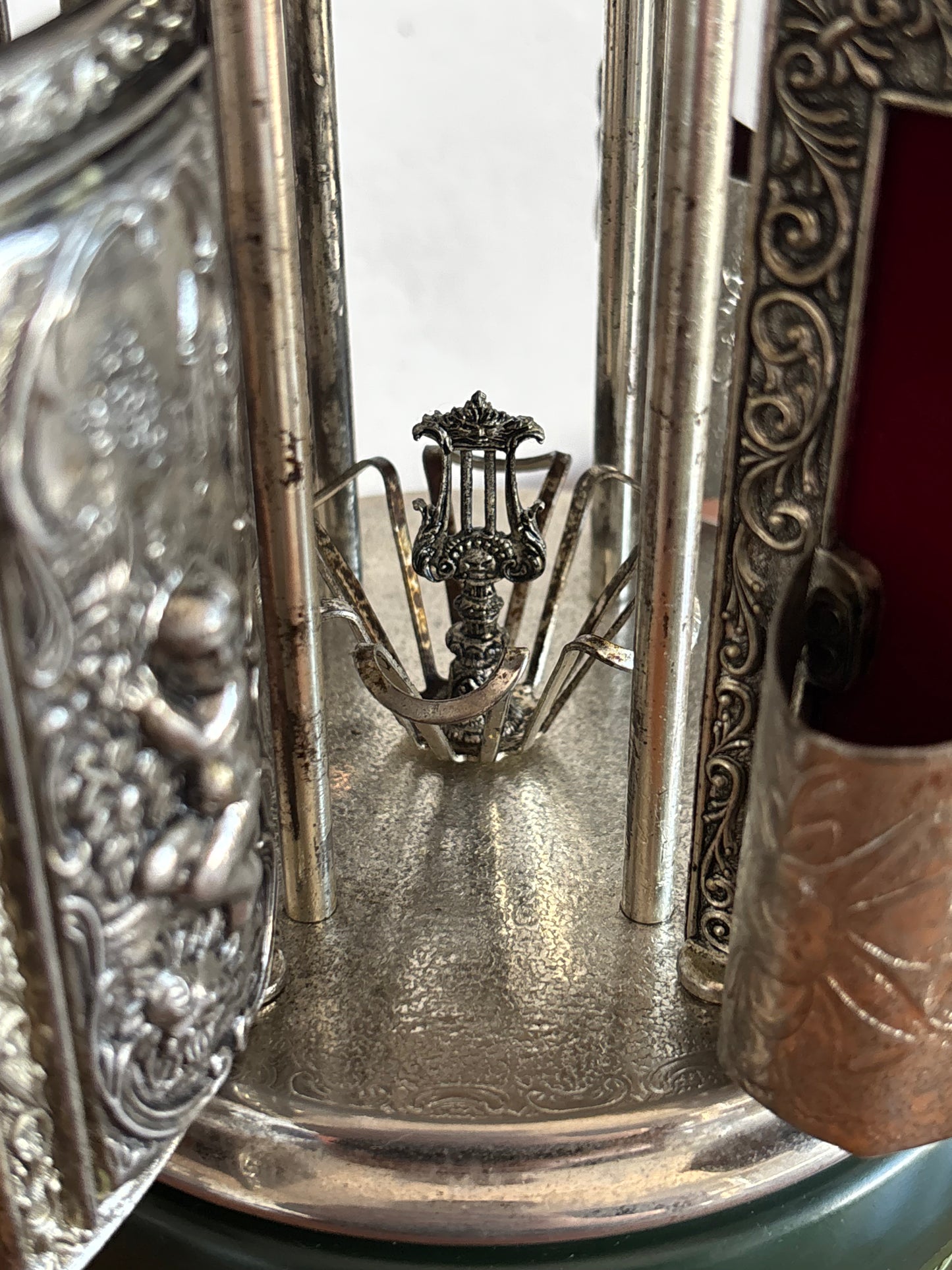 Portasigarette in metallo con carillon Reuge e decorazioni dipinte