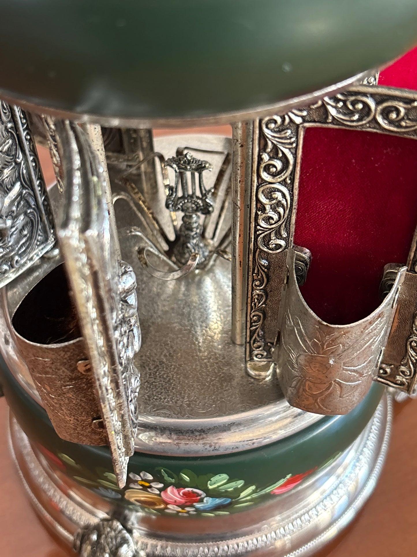 Portasigarette in metallo con carillon Reuge e decorazioni dipinte