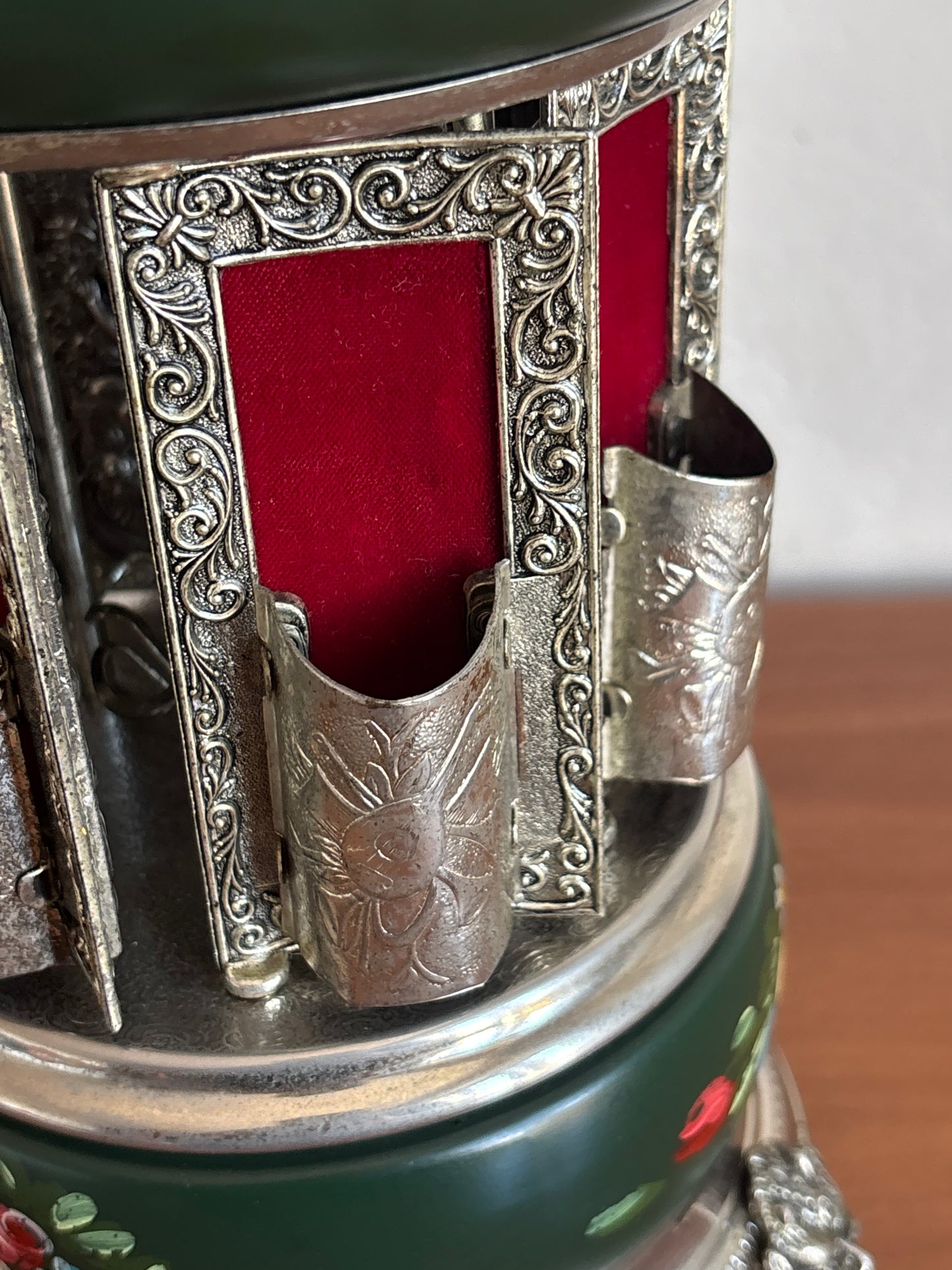 Portasigarette in metallo con carillon Reuge e decorazioni dipinte