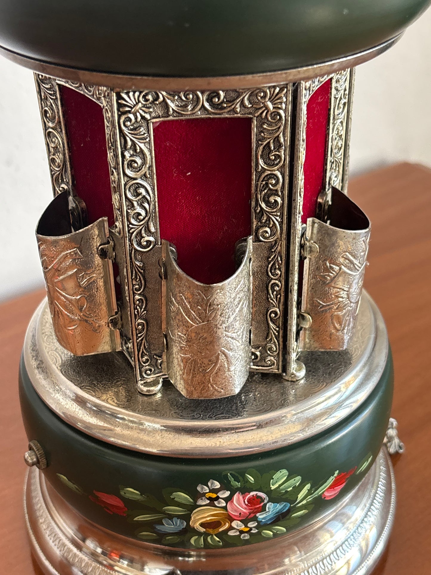 Portasigarette in metallo con carillon Reuge e decorazioni dipinte