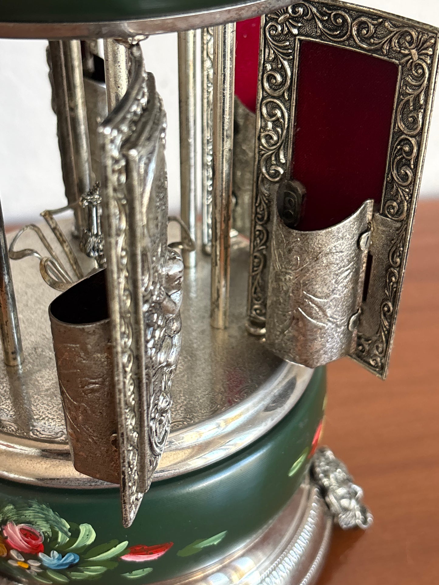 Portasigarette in metallo con carillon Reuge e decorazioni dipinte