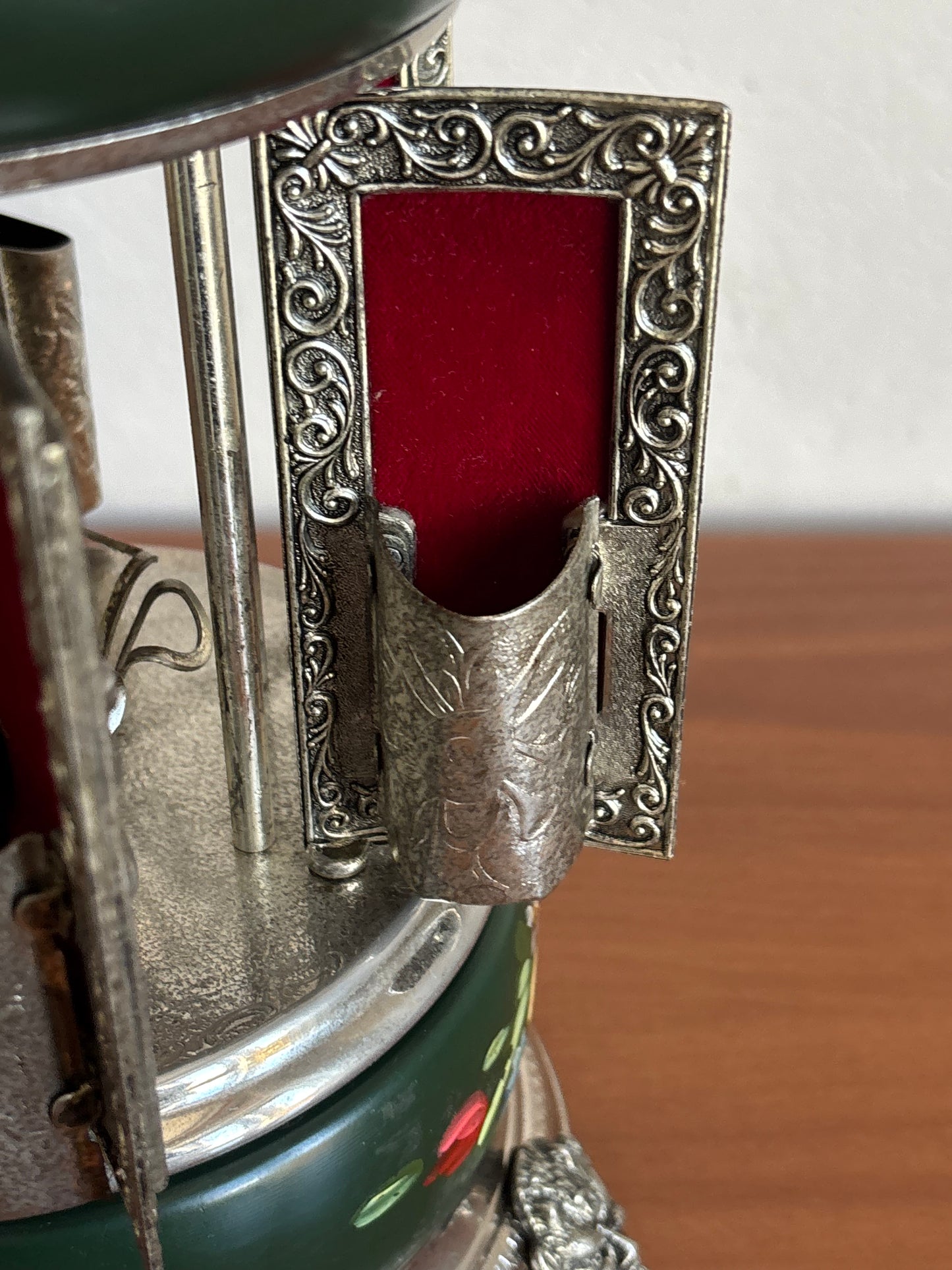 Portasigarette in metallo con carillon Reuge e decorazioni dipinte