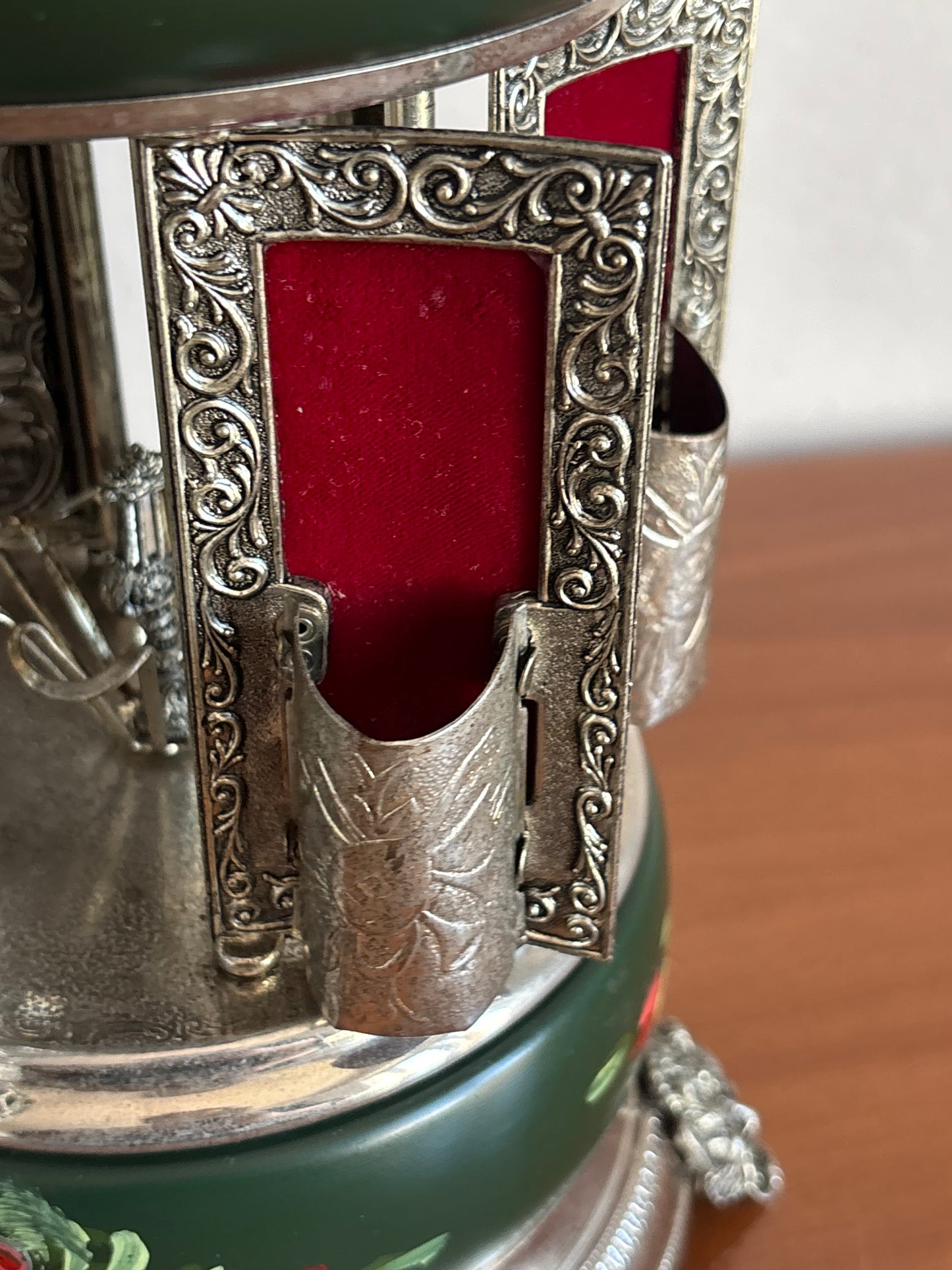 Portasigarette in metallo con carillon Reuge e decorazioni dipinte