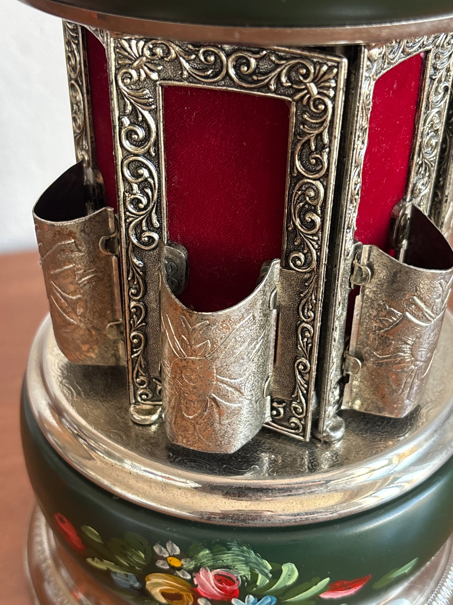 Portasigarette in metallo con carillon Reuge e decorazioni dipinte