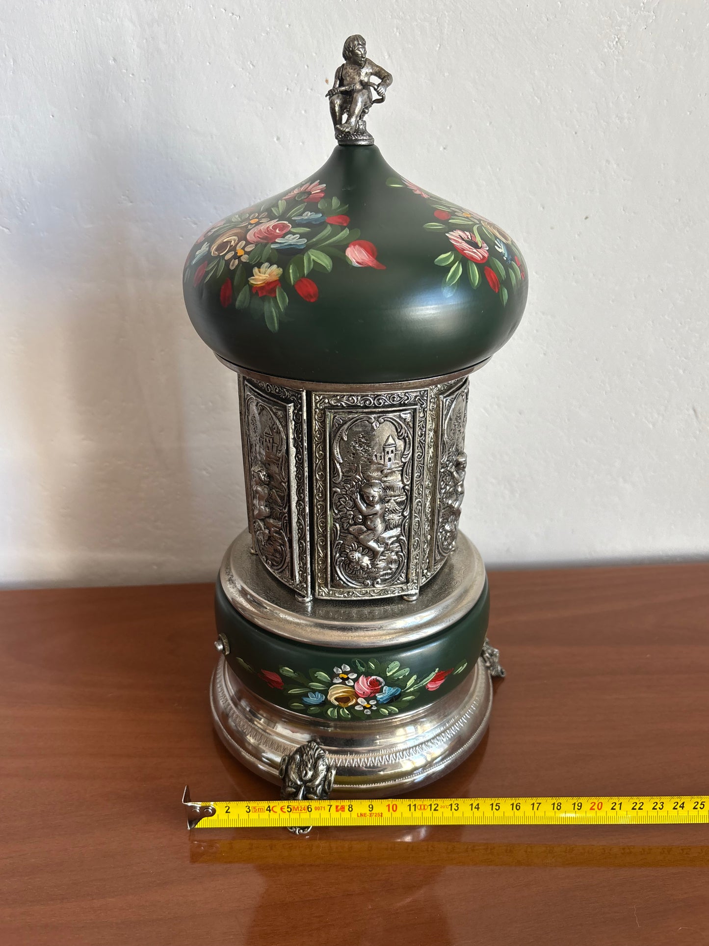 Portasigarette in metallo con carillon Reuge e decorazioni dipinte