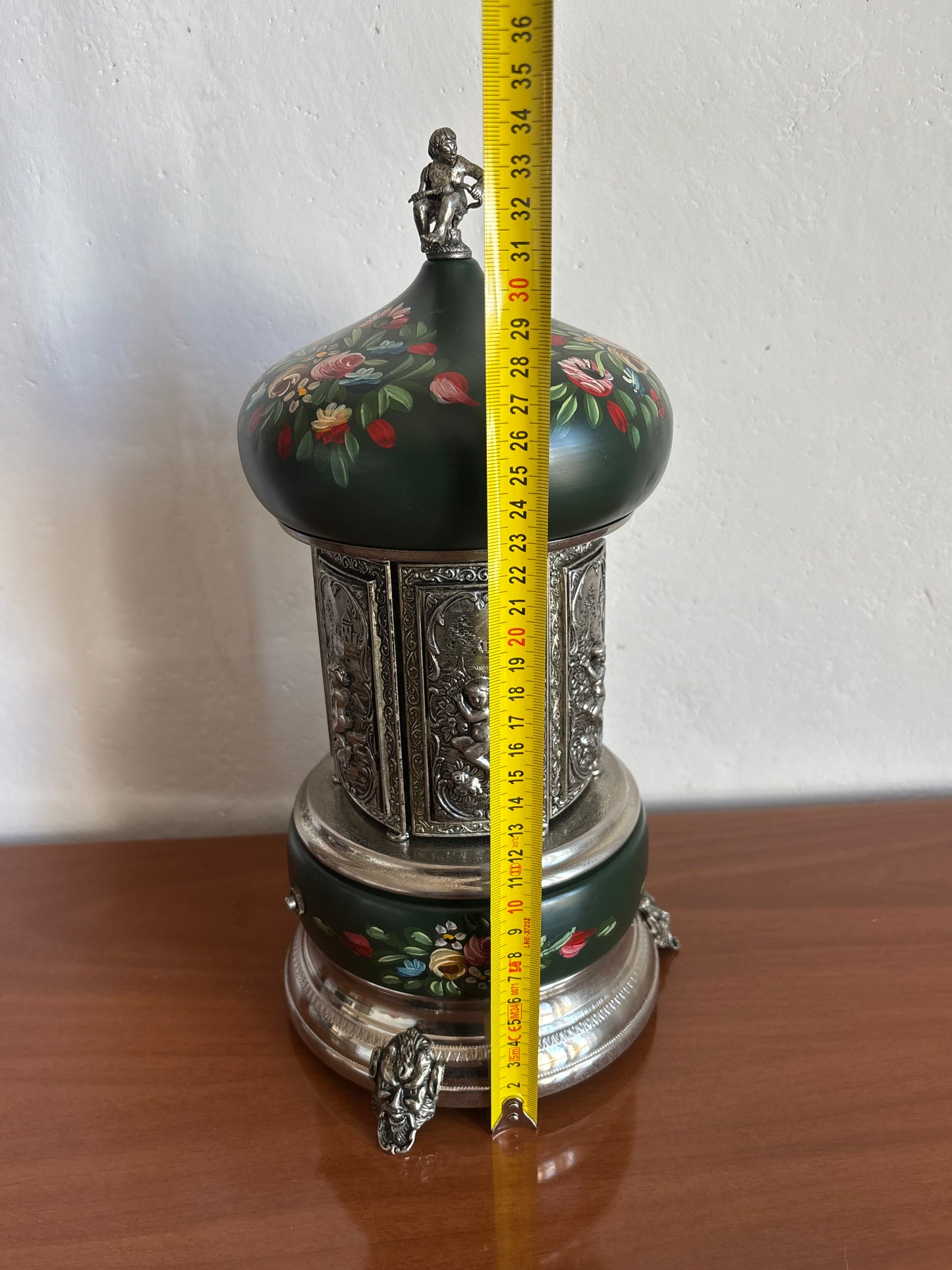 Portasigarette in metallo con carillon Reuge e decorazioni dipinte