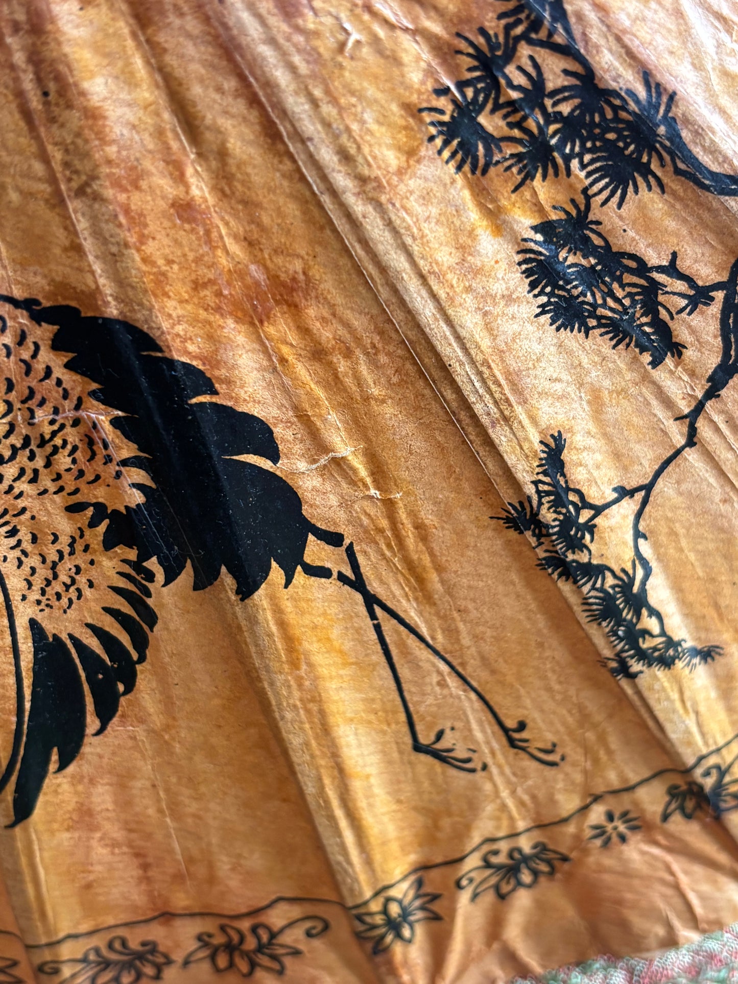 Ombrello parasole asiatico in carta di dimensioni medio‑piccole con decorazioni tradizionali