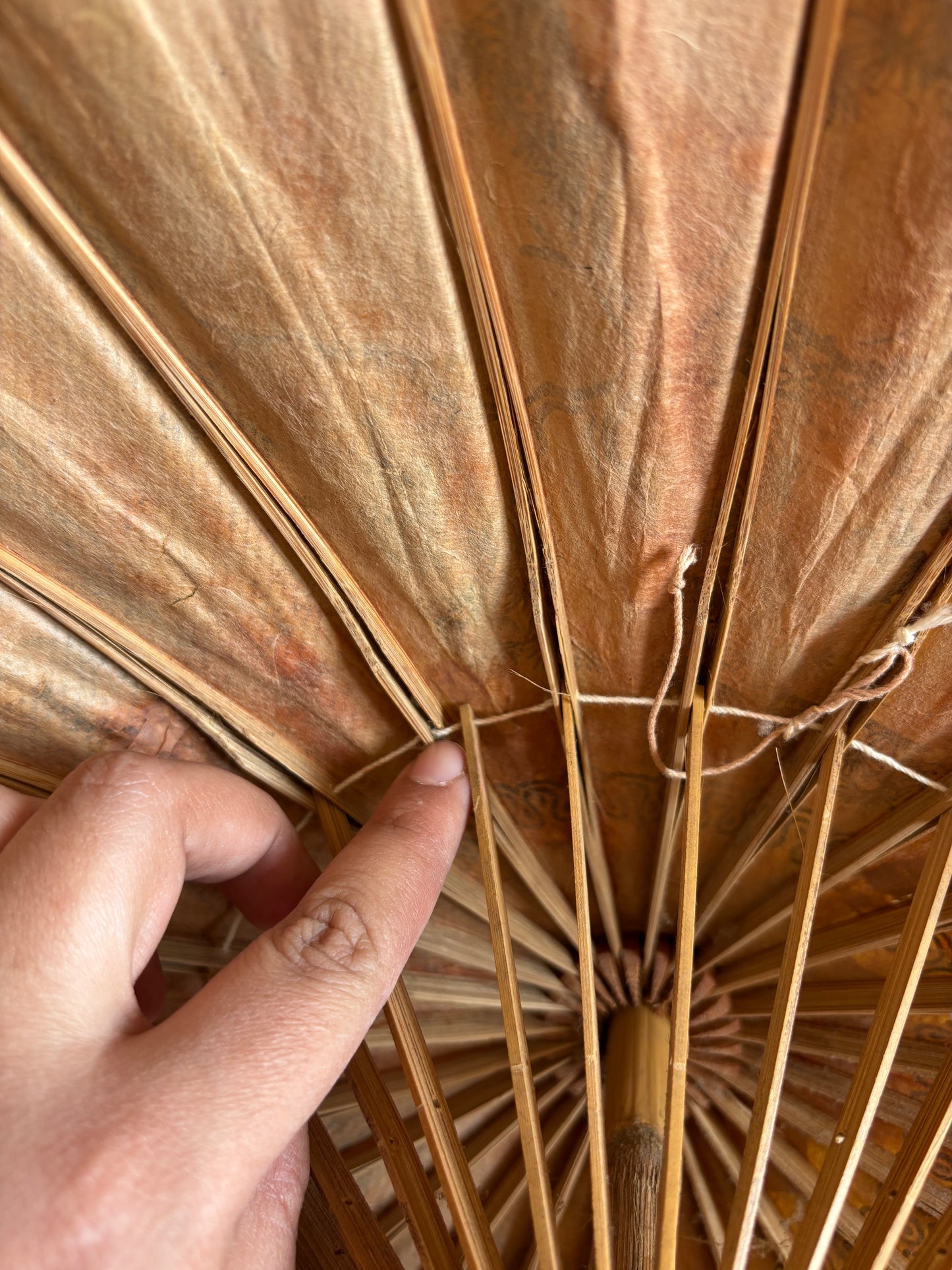 Ombrello parasole asiatico in carta di dimensioni medio‑piccole con decorazioni tradizionali