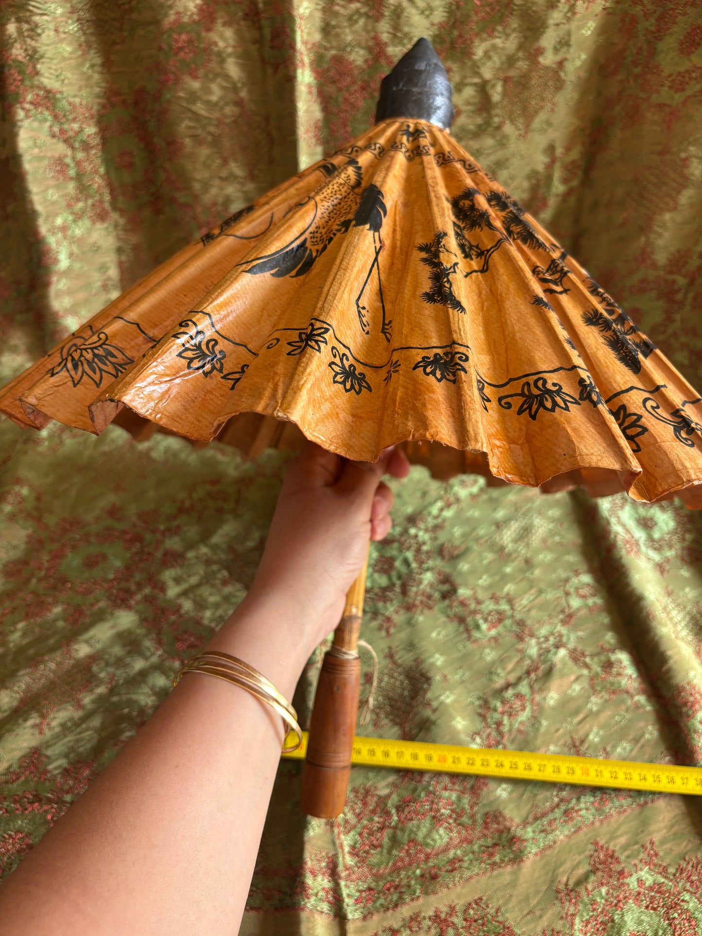 Ombrello parasole asiatico in carta di dimensioni medio‑piccole con decorazioni tradizionali