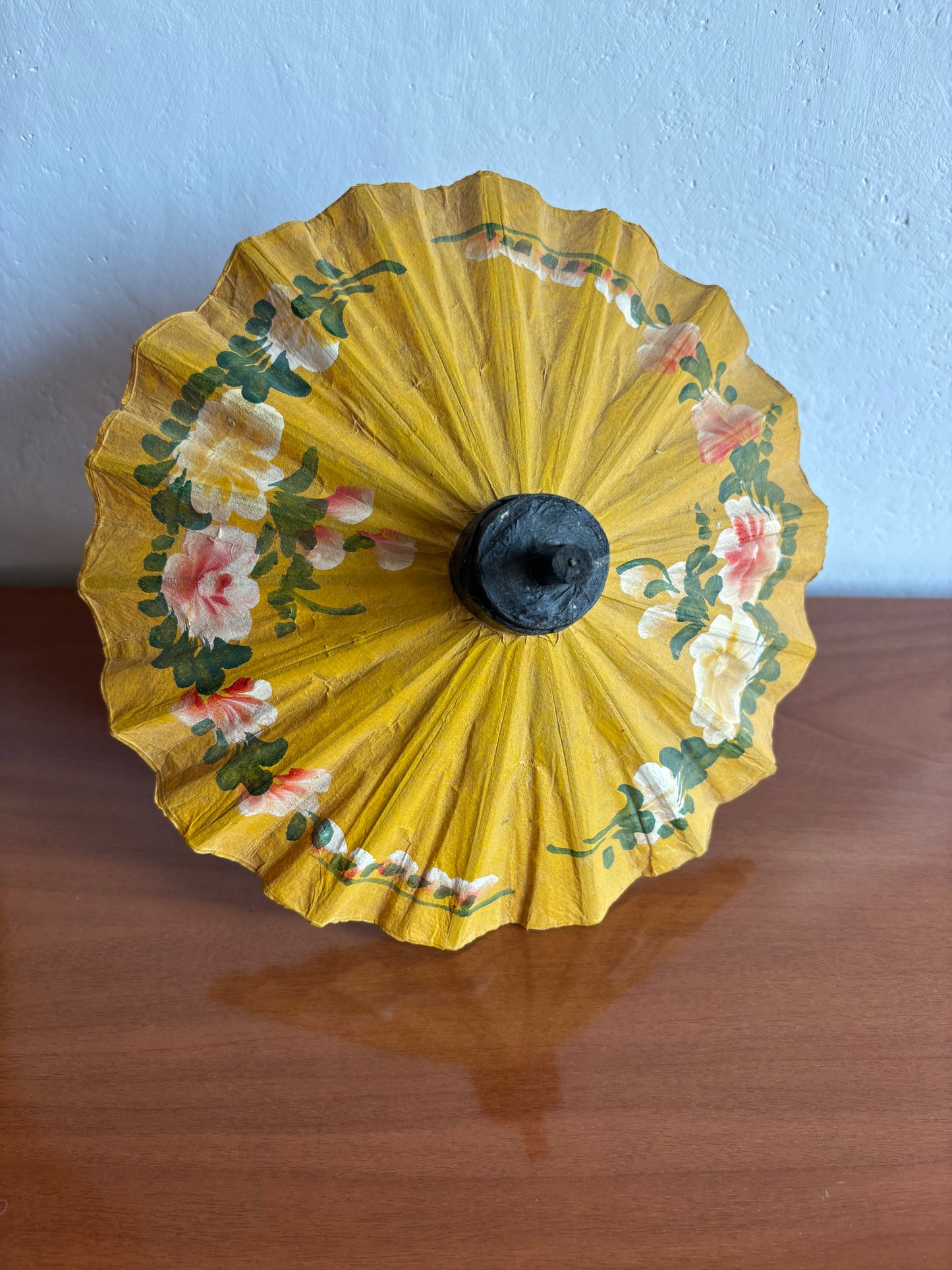 Ombrello parasole asiatico in carta di piccole dimensioni con fiori dipinti