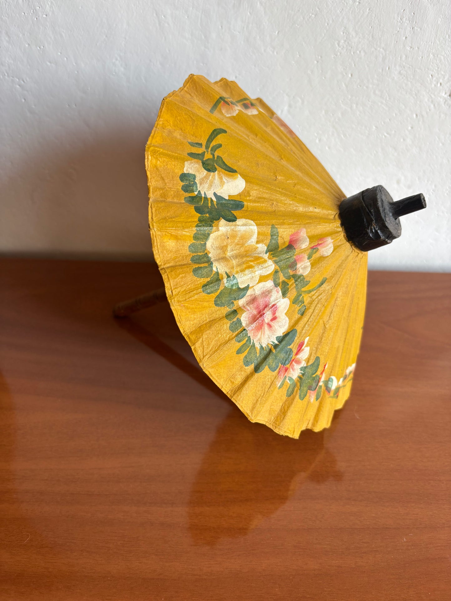 Ombrello parasole asiatico in carta di piccole dimensioni con fiori dipinti