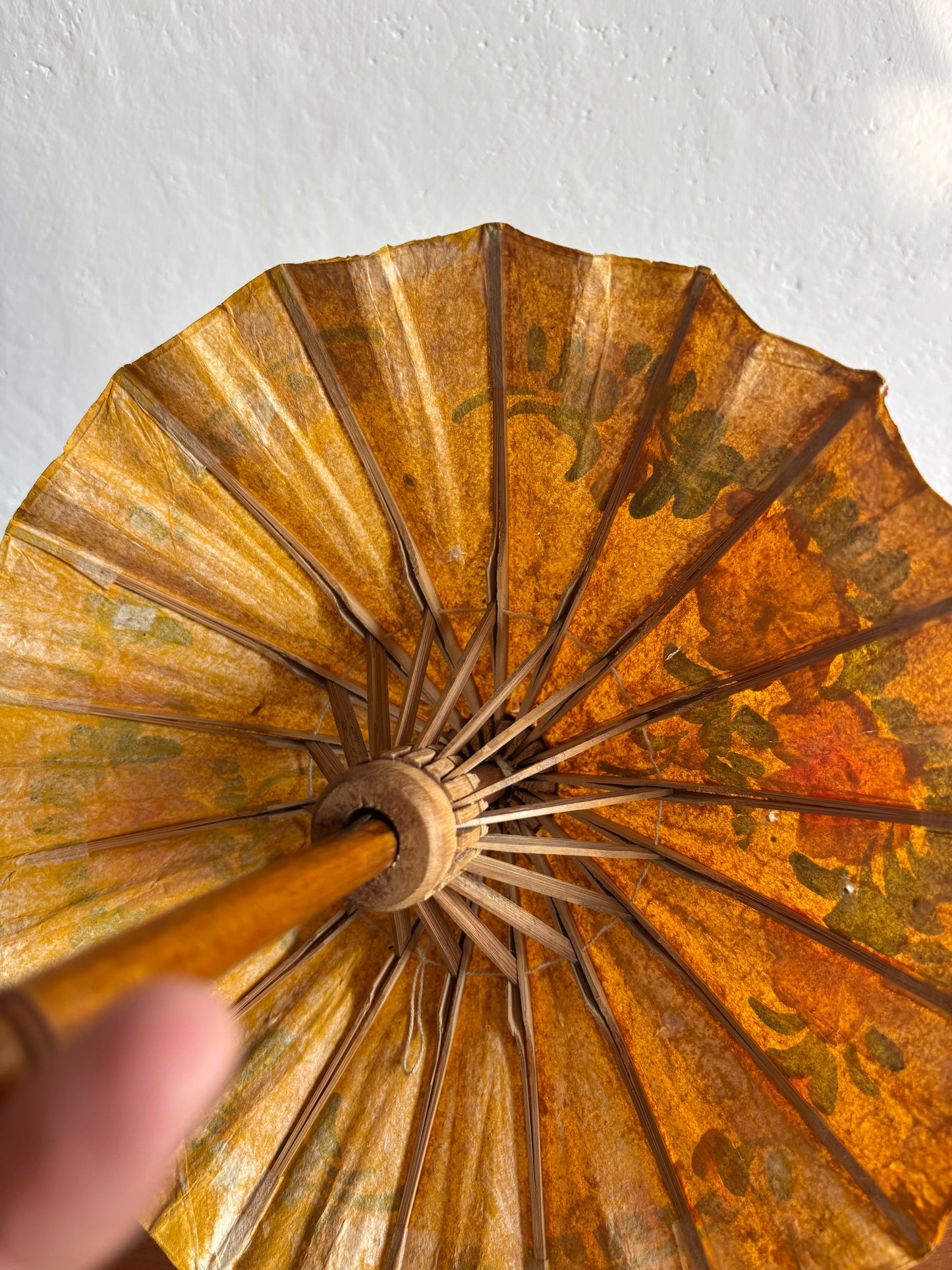 Ombrello parasole asiatico in carta di piccole dimensioni con fiori dipinti