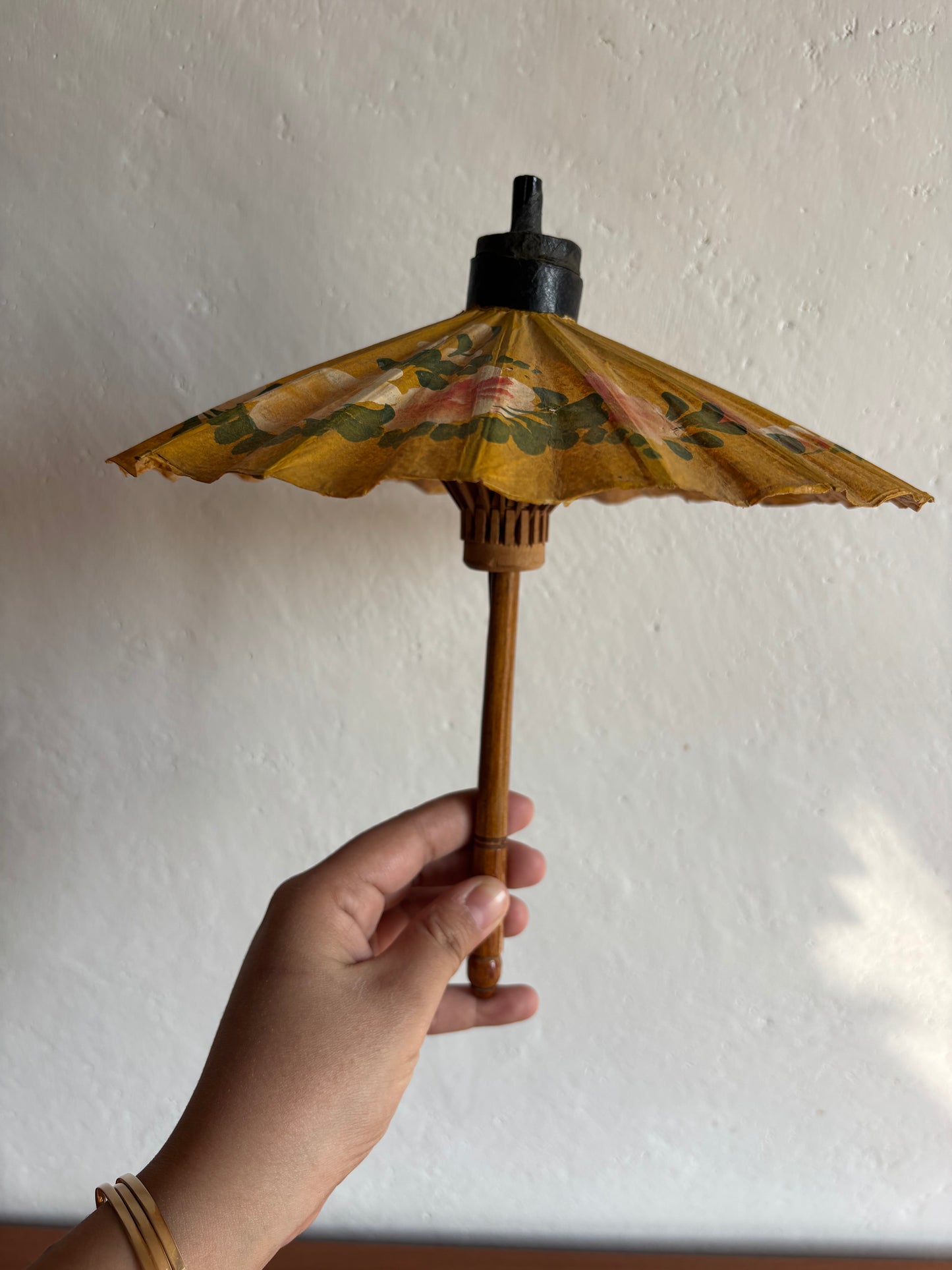 Ombrello parasole asiatico in carta di piccole dimensioni con fiori dipinti