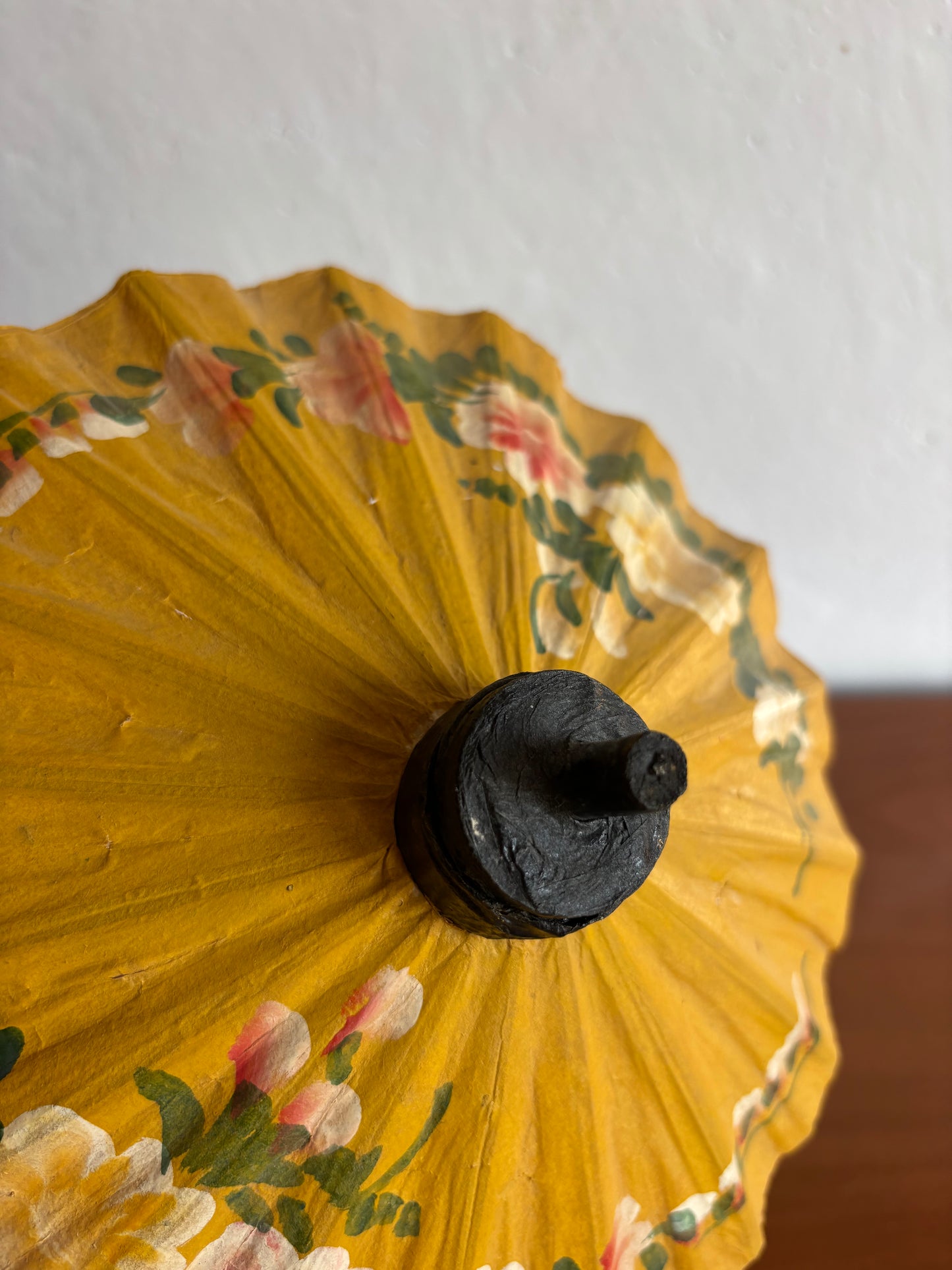 Ombrello parasole asiatico in carta di piccole dimensioni con fiori dipinti