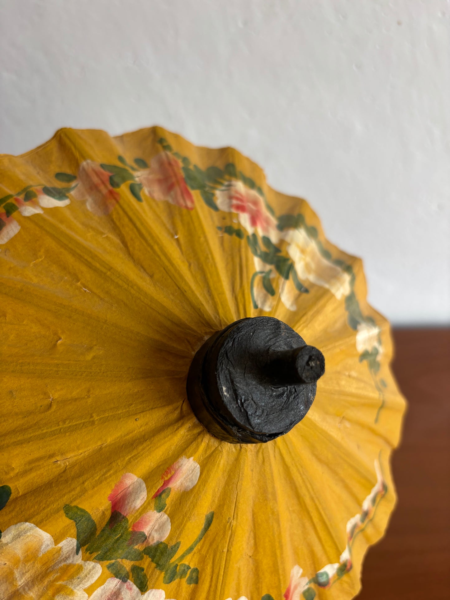 Ombrello parasole asiatico in carta di piccole dimensioni con fiori dipinti