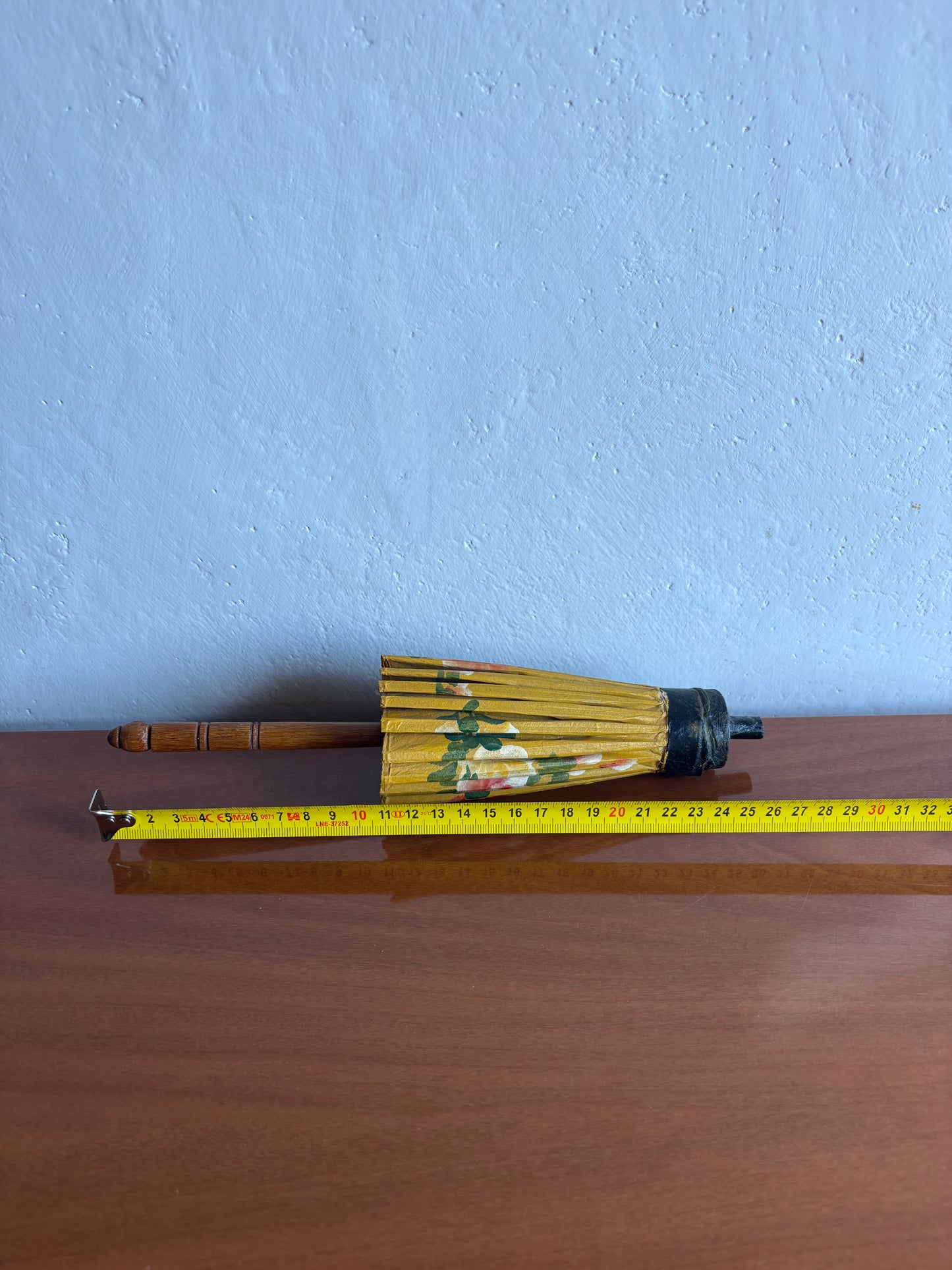 Ombrello parasole asiatico in carta di piccole dimensioni con fiori dipinti