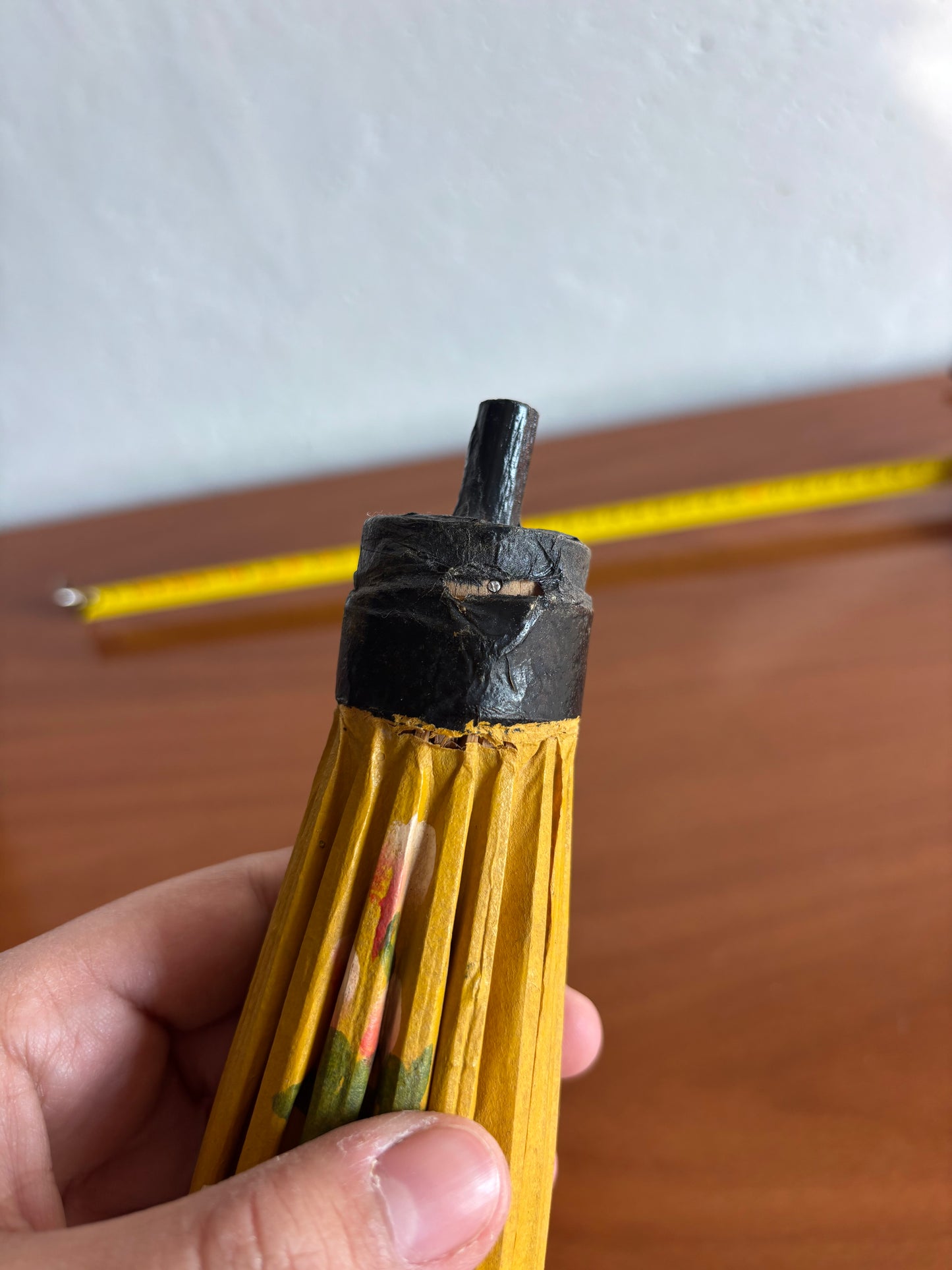 Ombrello parasole asiatico in carta di piccole dimensioni con fiori dipinti