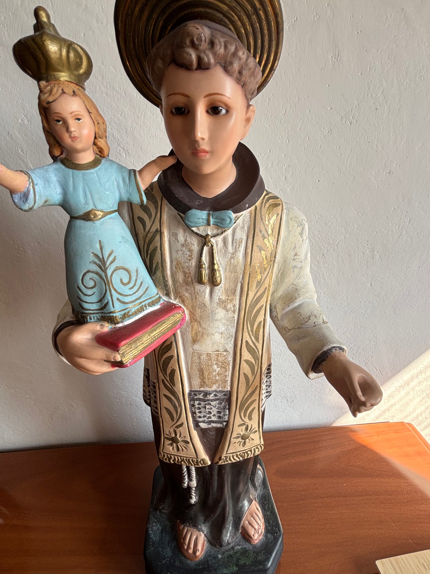 Statua di Sant’Antonio con Gesù Bambino in gesso – Restaurata, con occhi in vetro e aureola rimovibile