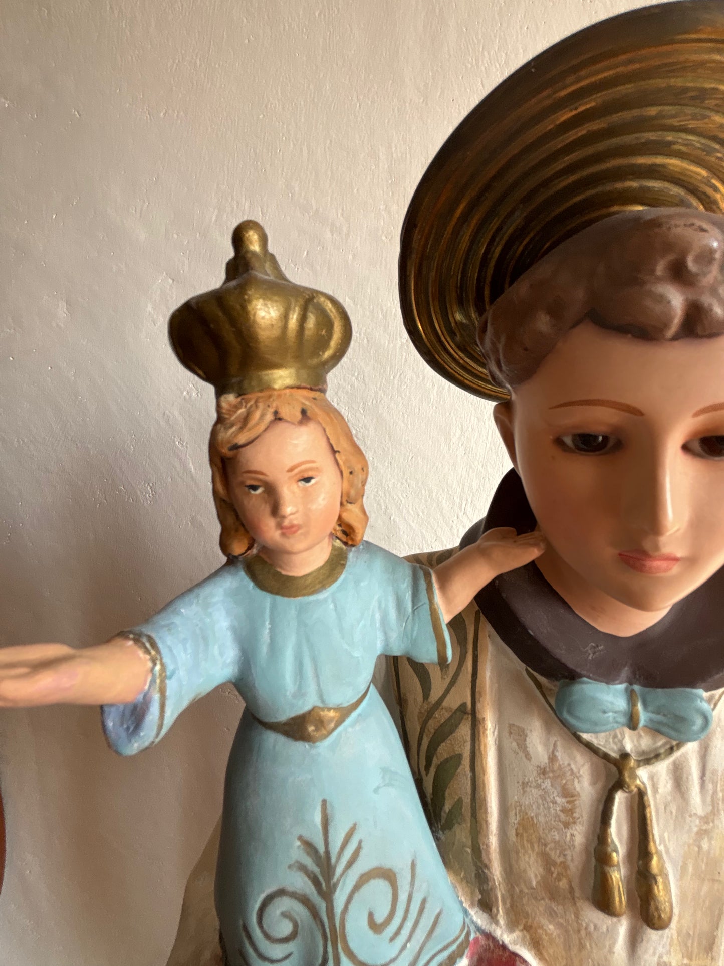 Statua di Sant’Antonio con Gesù Bambino in gesso – Restaurata, con occhi in vetro e aureola rimovibile
