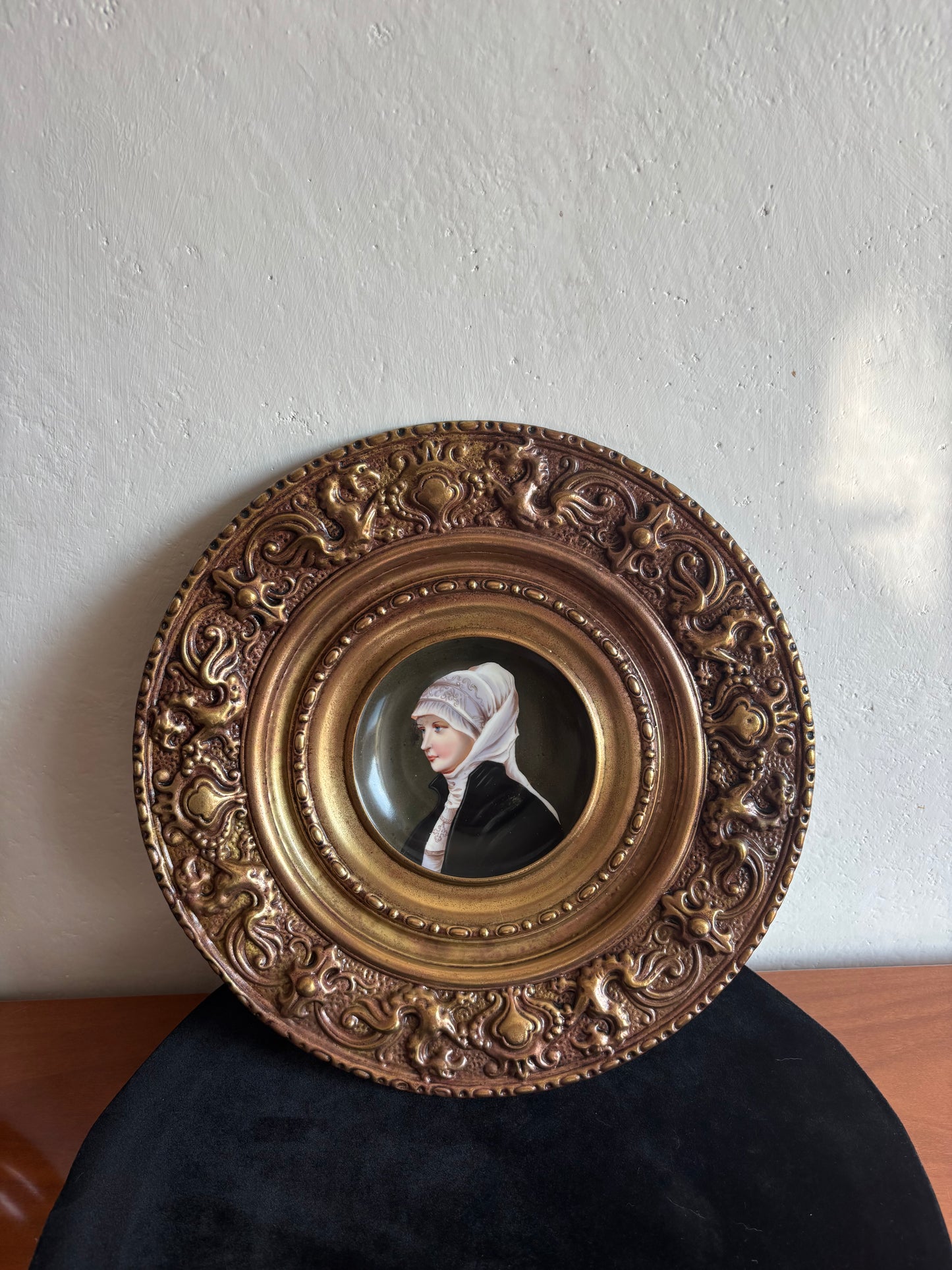 Piatto in ceramica con miniatura di nobildonna e cornice in metallo lavorato a sbalzo
