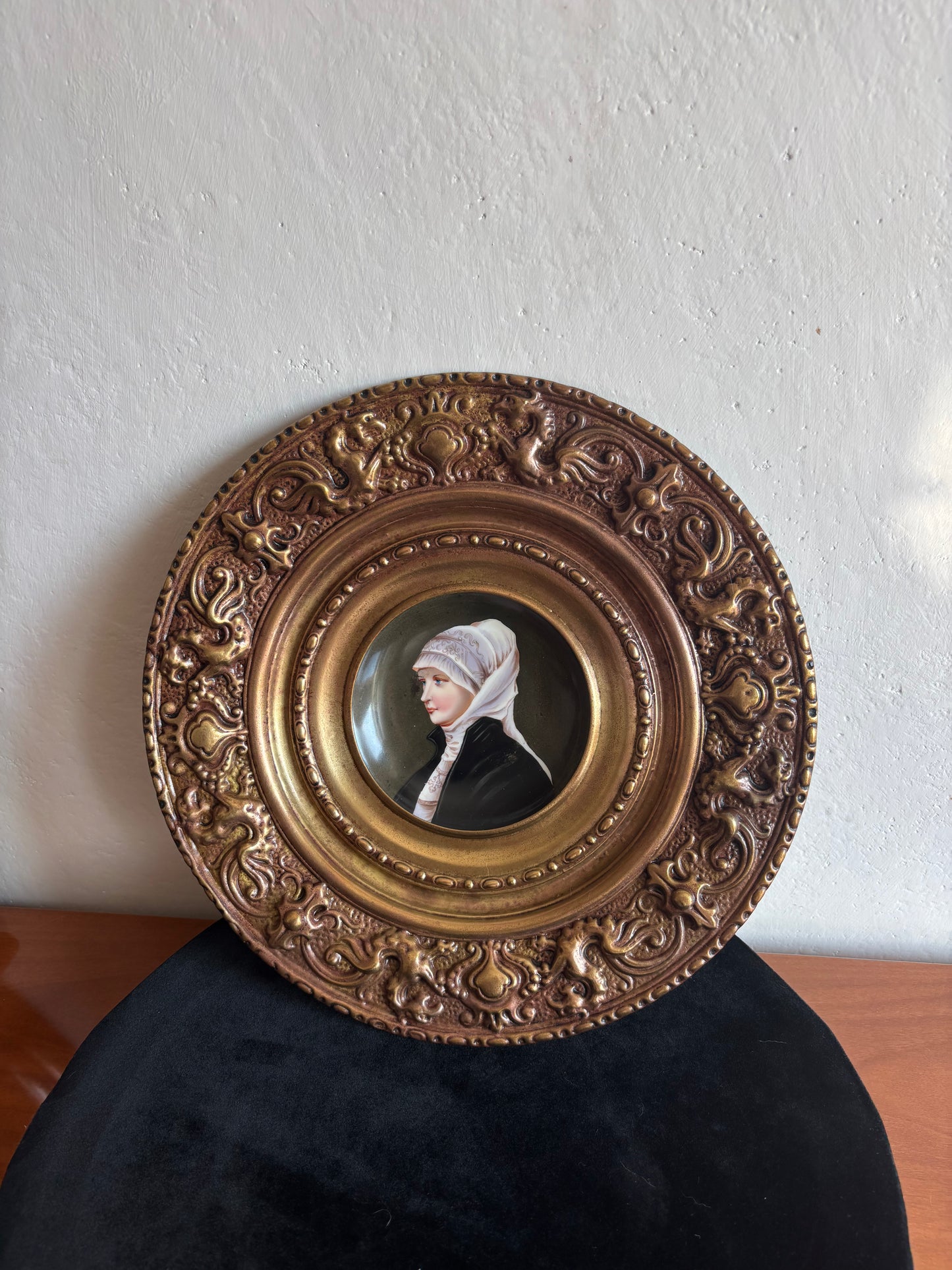 Piatto in ceramica con miniatura di nobildonna e cornice in metallo lavorato a sbalzo
