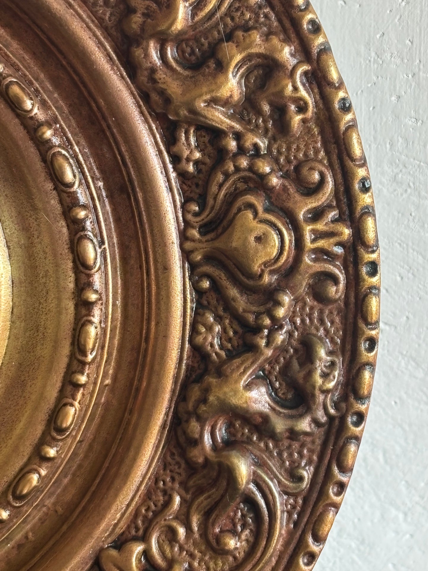 Piatto in ceramica con miniatura di nobildonna e cornice in metallo lavorato a sbalzo