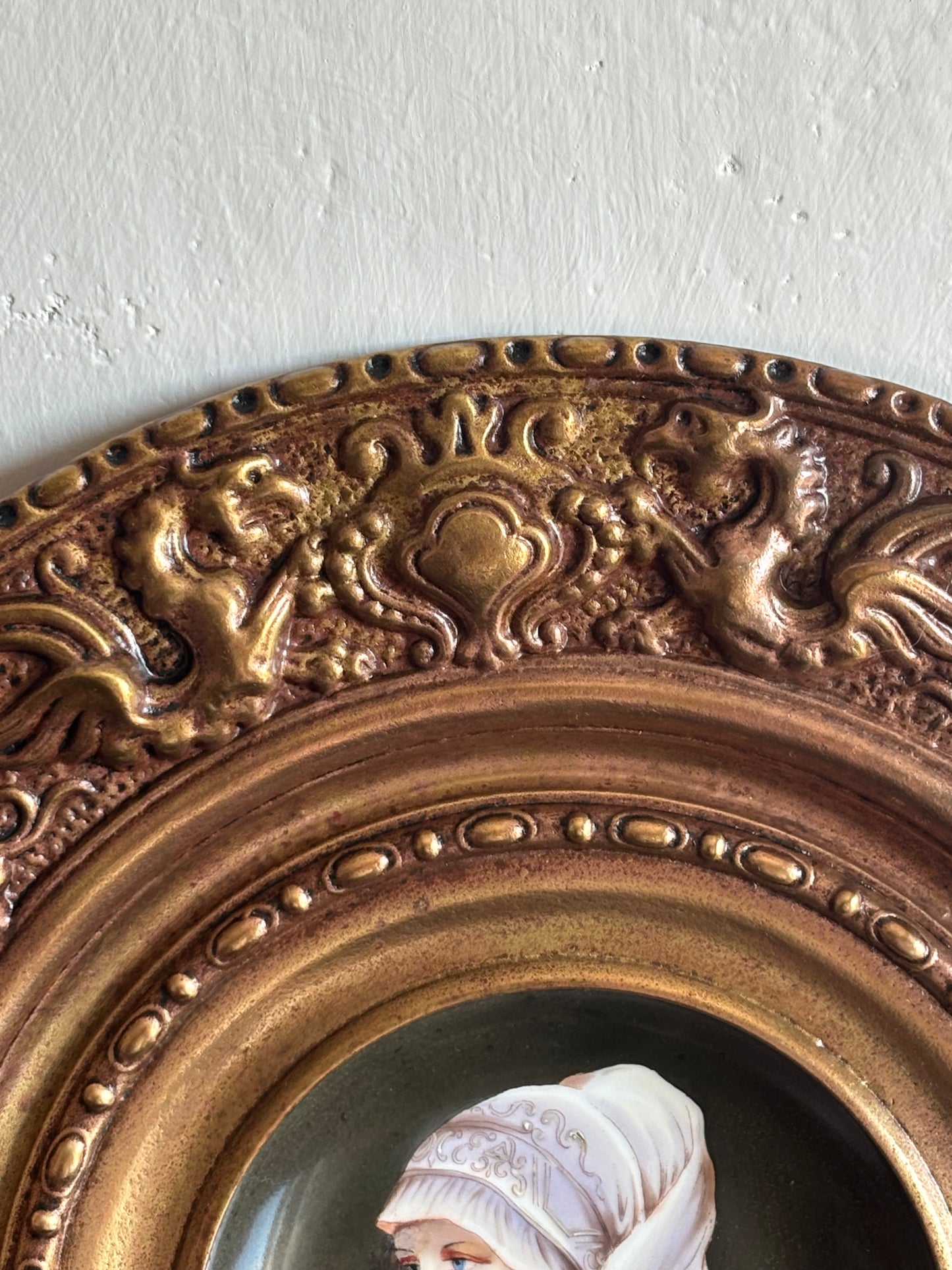Piatto in ceramica con miniatura di nobildonna e cornice in metallo lavorato a sbalzo