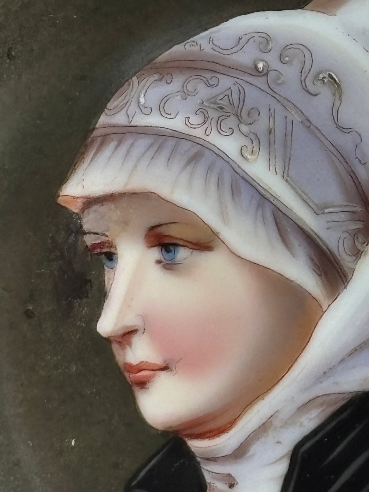 Piatto in ceramica con miniatura di nobildonna e cornice in metallo lavorato a sbalzo