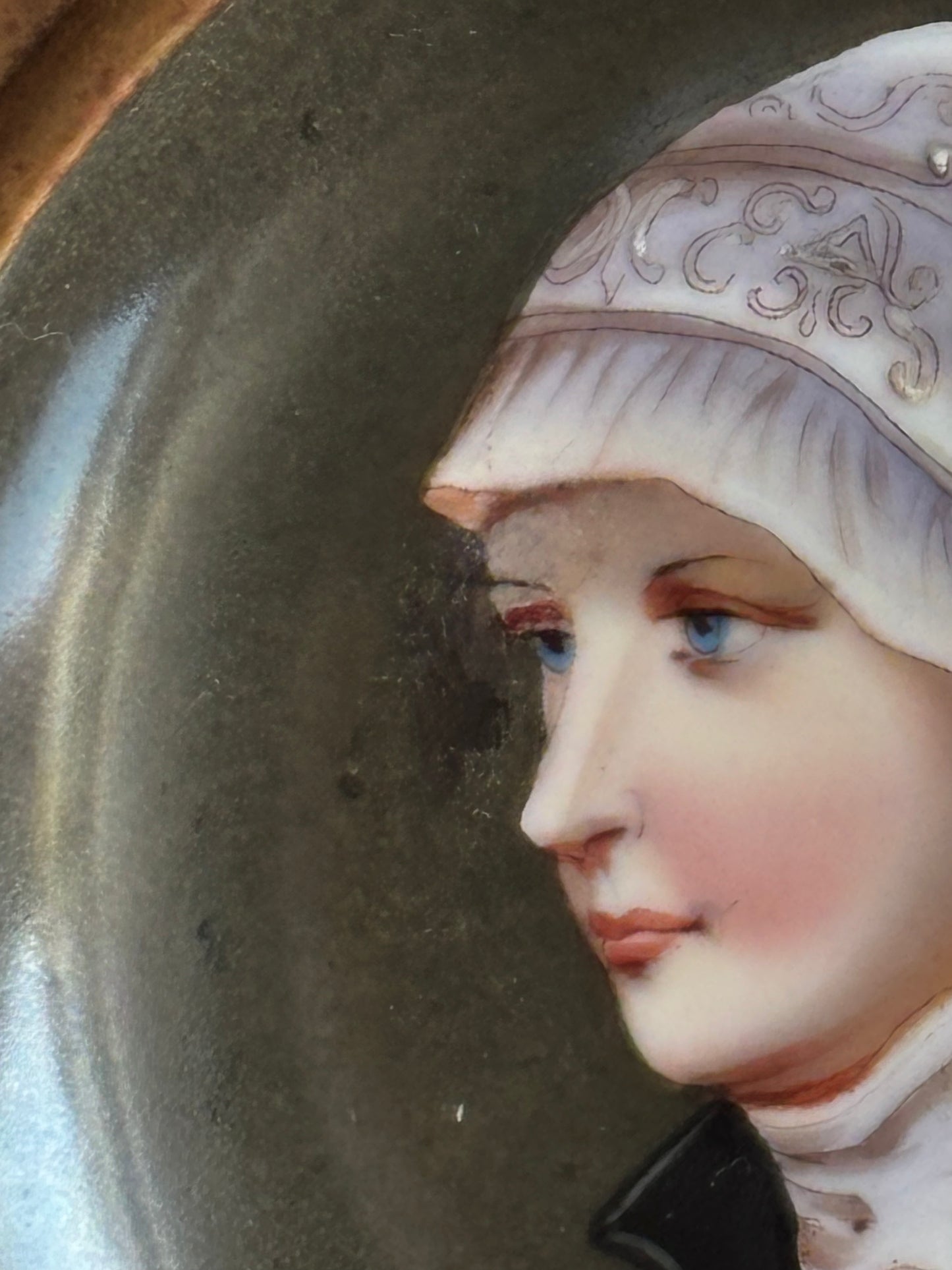 Piatto in ceramica con miniatura di nobildonna e cornice in metallo lavorato a sbalzo